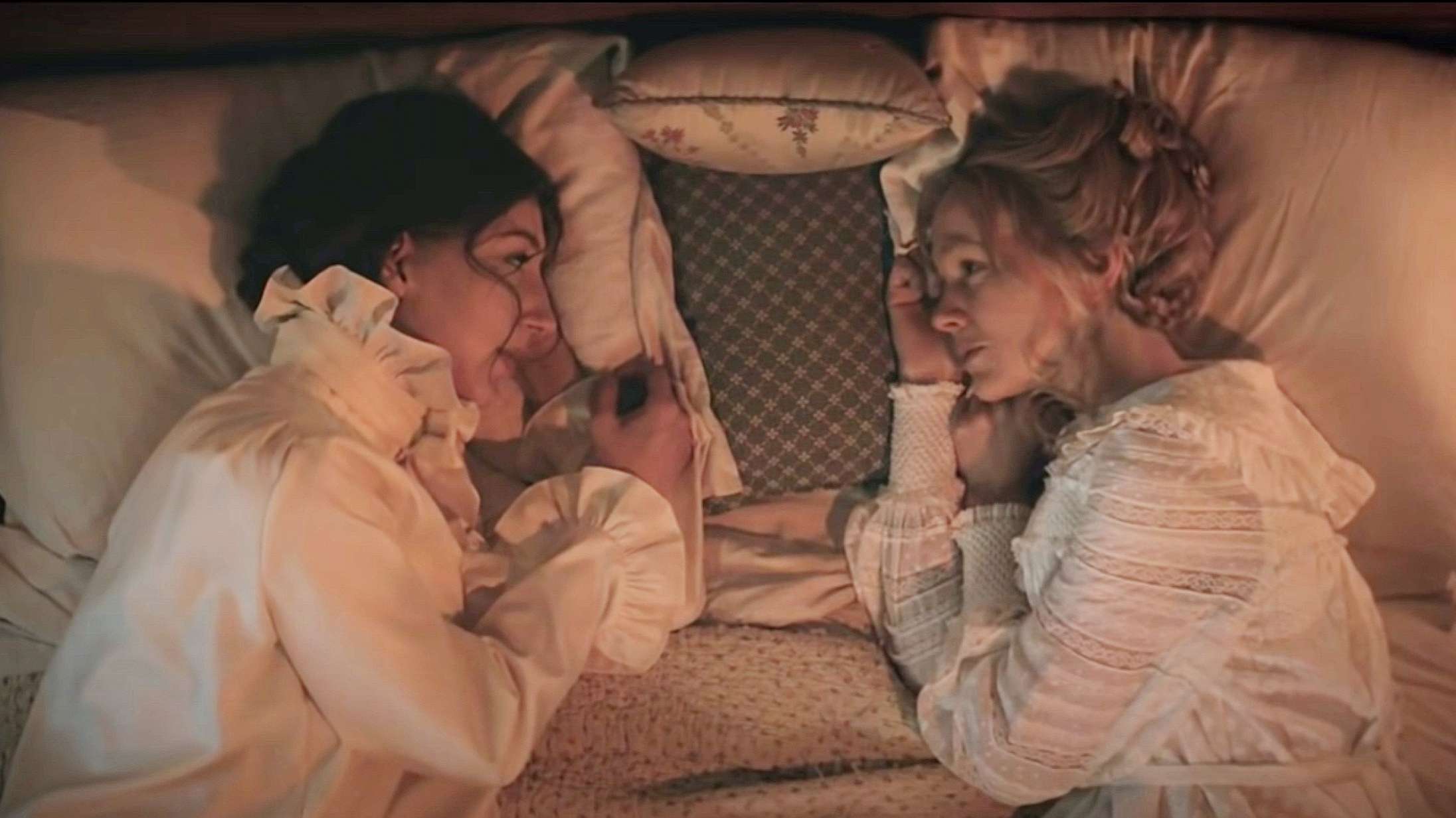 ‘Saturday Night Live’ og Carey Mulligan tager tykt pis på lesbiske periodedramaer