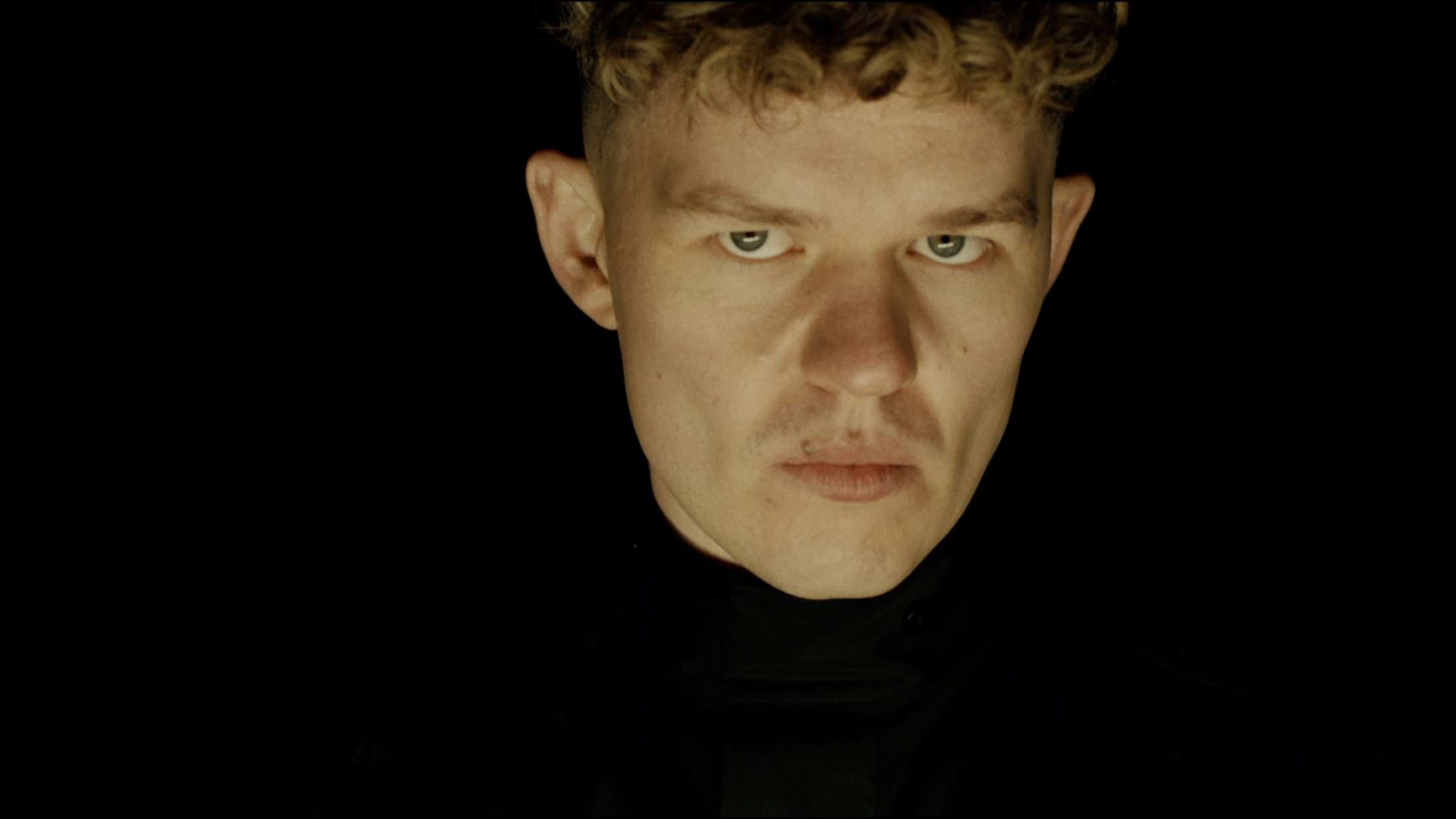 Saveus møder ‘Marco Effekten’ i den dramatiske musikvideo til titelsangen ‘Traitors’