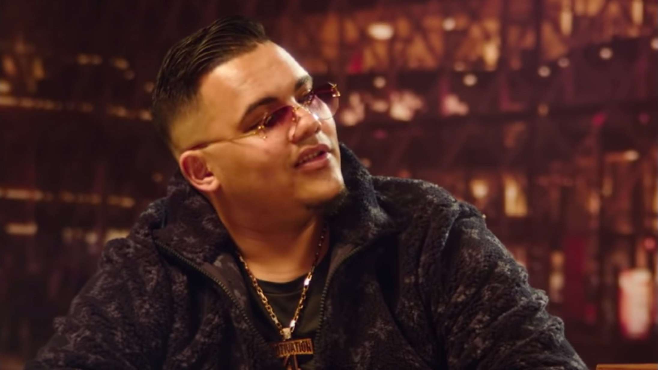 Branco bliver interviewet om sin økonomi af Martin Kongstad i ny musikvideo