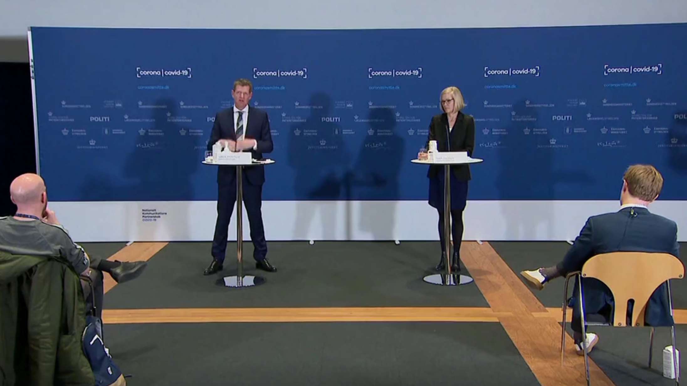 Antivaccine-konspirationsteorier går i selvsving, efter chef i Lægemiddelstyrelsen besvimer under pressemøde