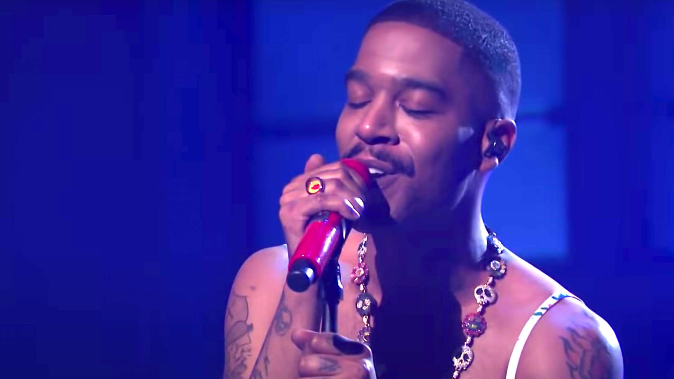 Se Kid Cudis optræden til ‘Saturday Night Live’ – iført kjole til ære for rocklegende