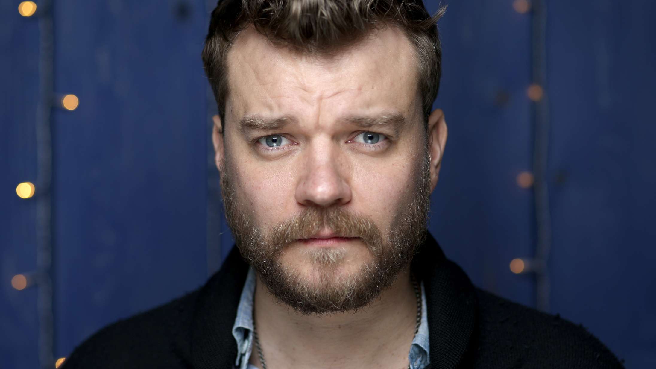 Pilou Asbæk kommenterer nu anklage om hummermishandling