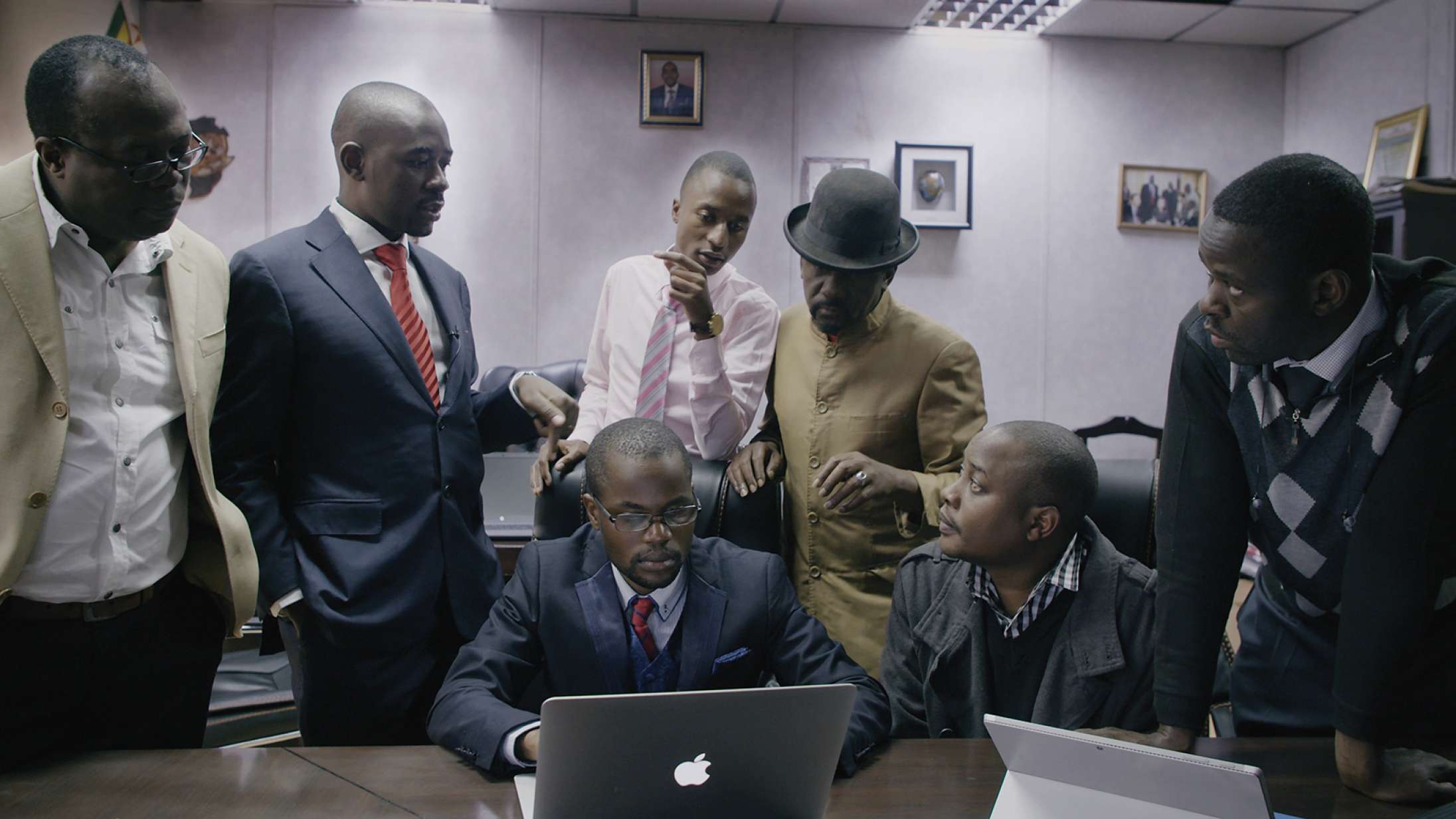 ‘President’: Dansk instruktør står bag overvældende film om præsidentvalg i Zimbabwe