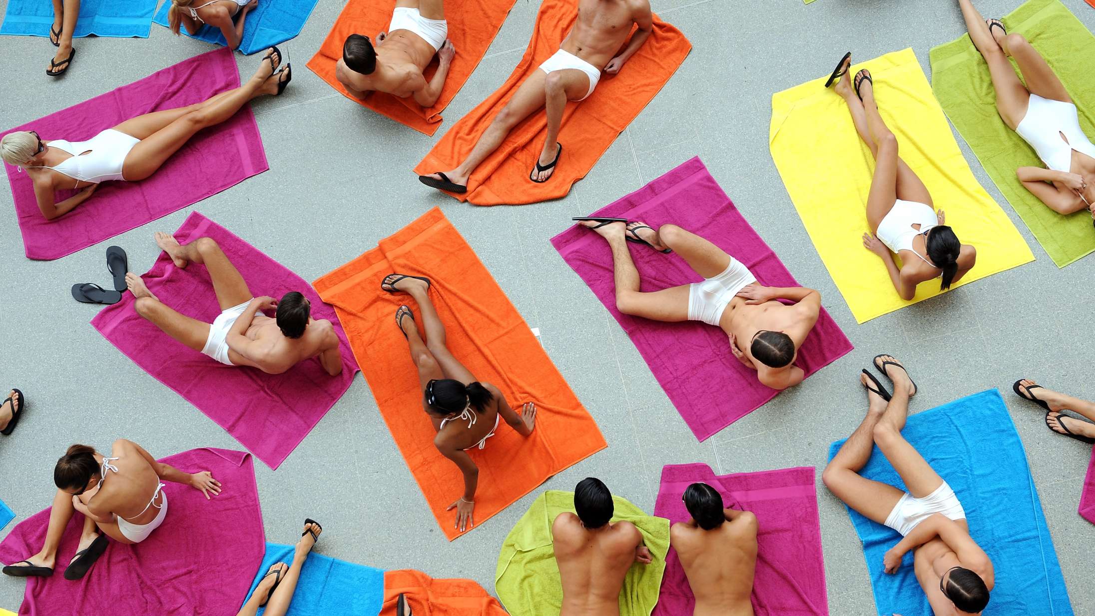 Du kan godt bruge solcremen fra sidste år – og andre ekspertråd