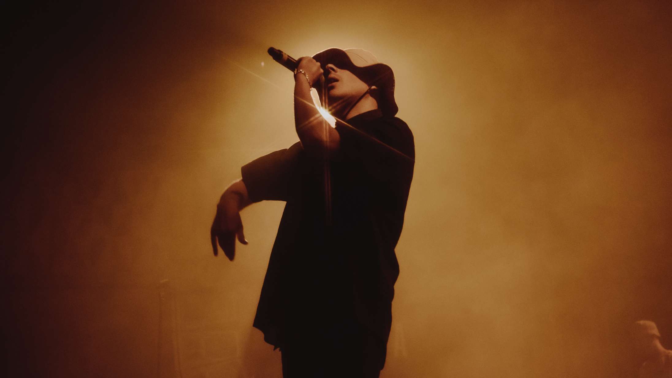 Emil Kruse beviste, at man sagtens kan have et brag af en fest til en sid-ned-koncert