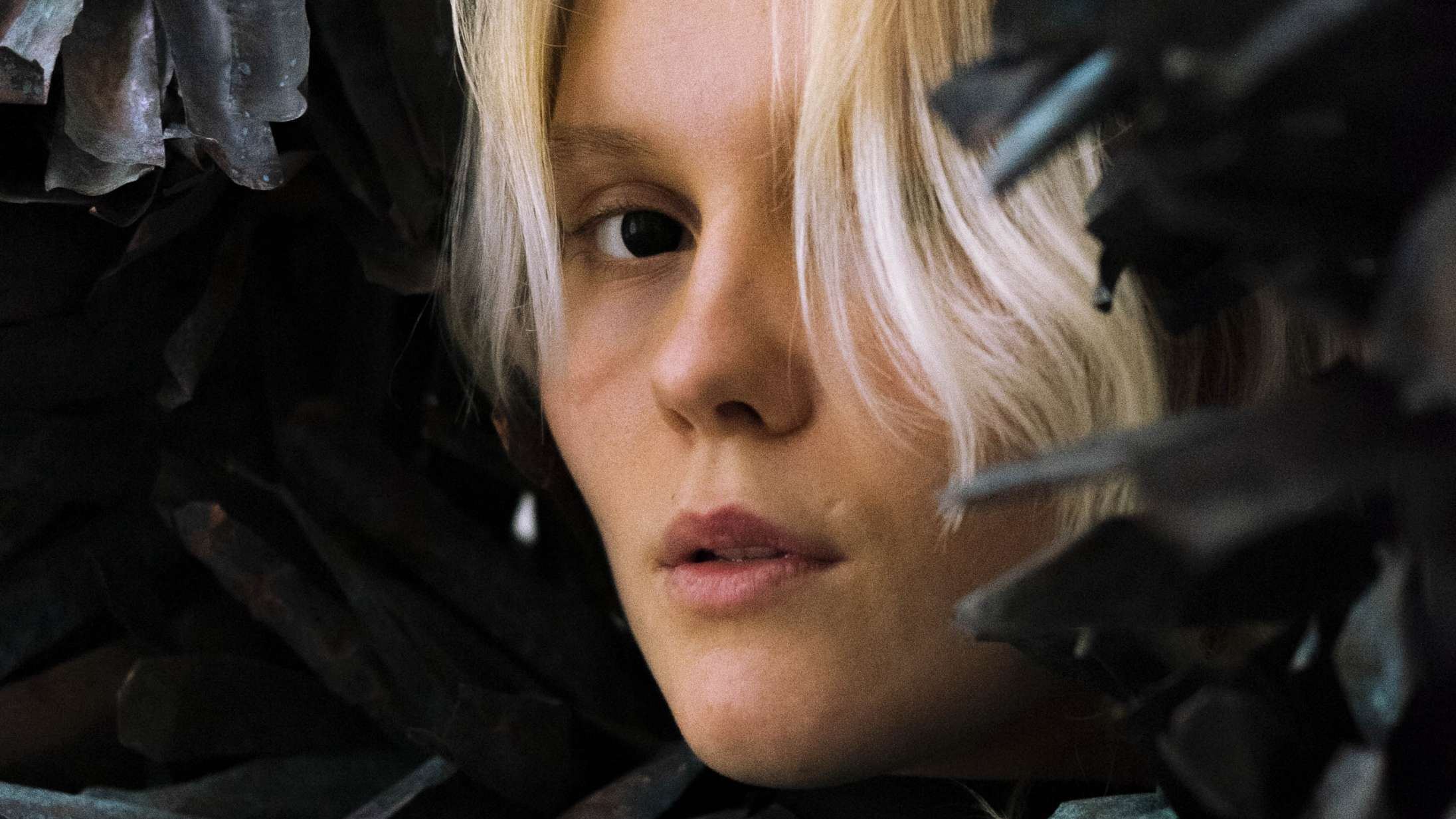 Premiere: Danske Faber har lavet en ret fantastisk sang om forelskelsens glansbillede, der går op i røg