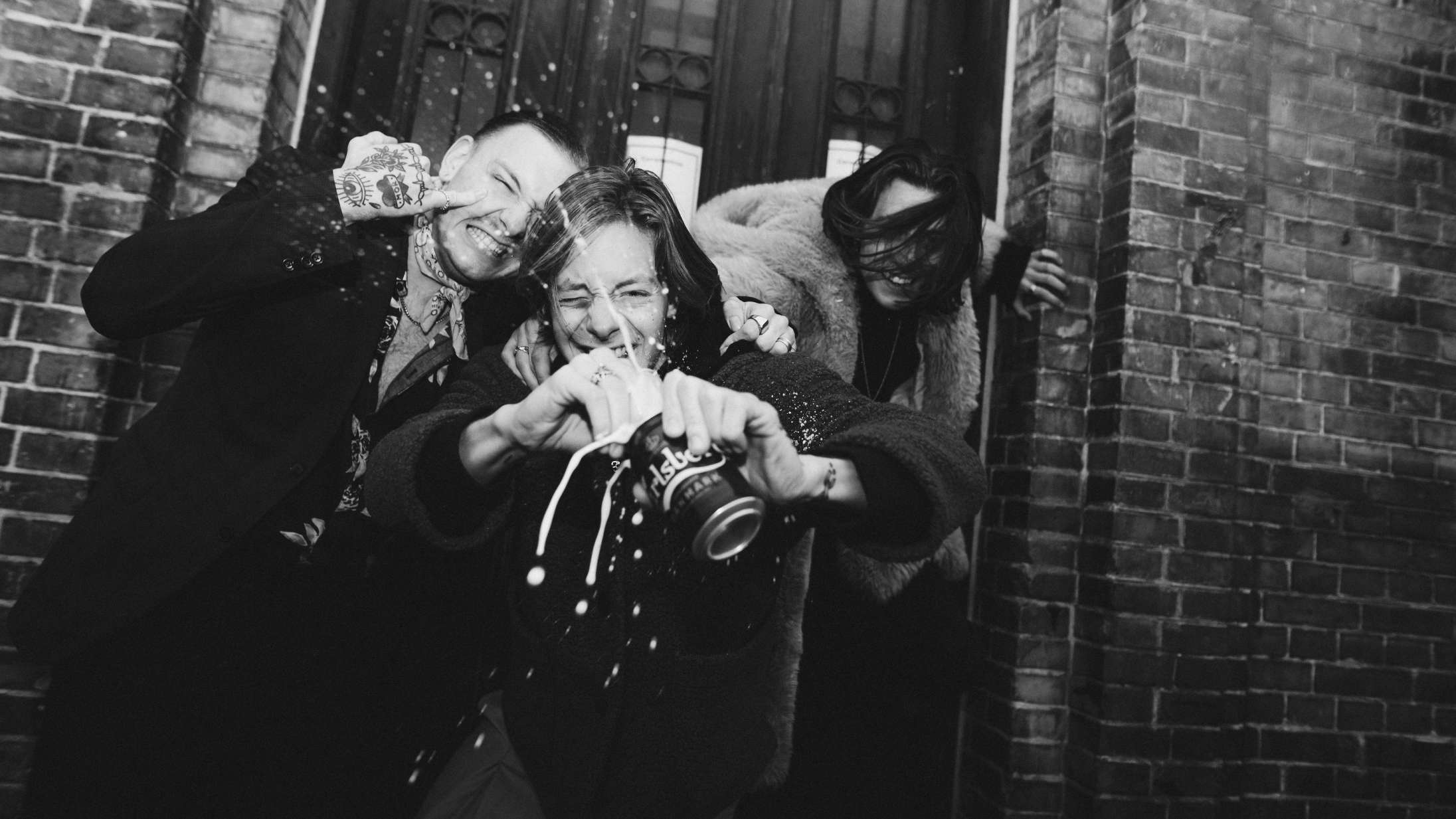 Premiere: Danske Fabräk hader naturvin, pandehår, Joe & the Juice og meget (meget!) mere