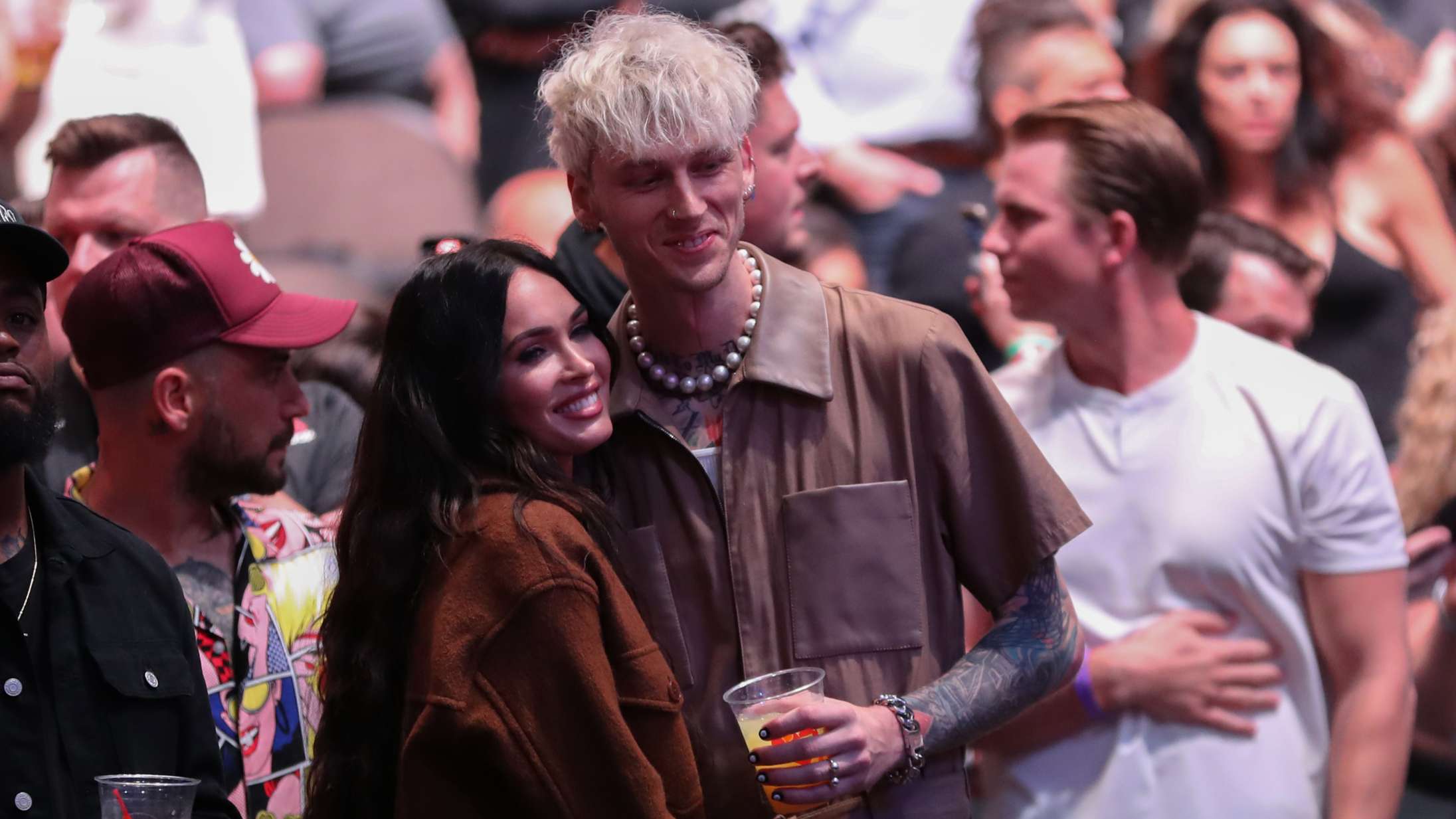 Machine Gun Kelly forklarer, hvorfor han har en halskæde med Megan Fox’ blod