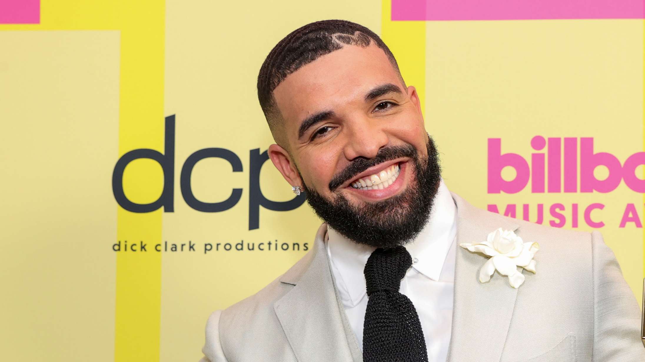 Se Drake modtage Billboards pris for årtiets musiker sammen med sin søn Adonis