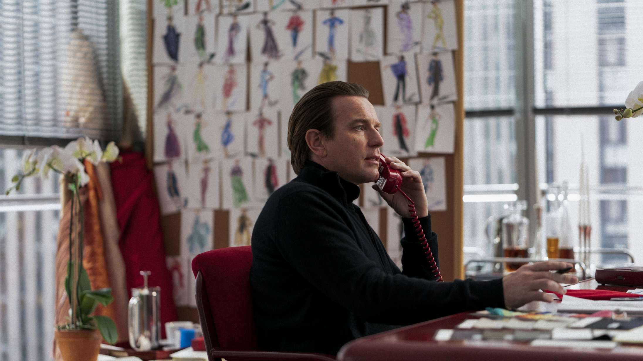 Ewan McGregor er ikonisk modedesigner i første trailer til Netflix-serien ’Halston’