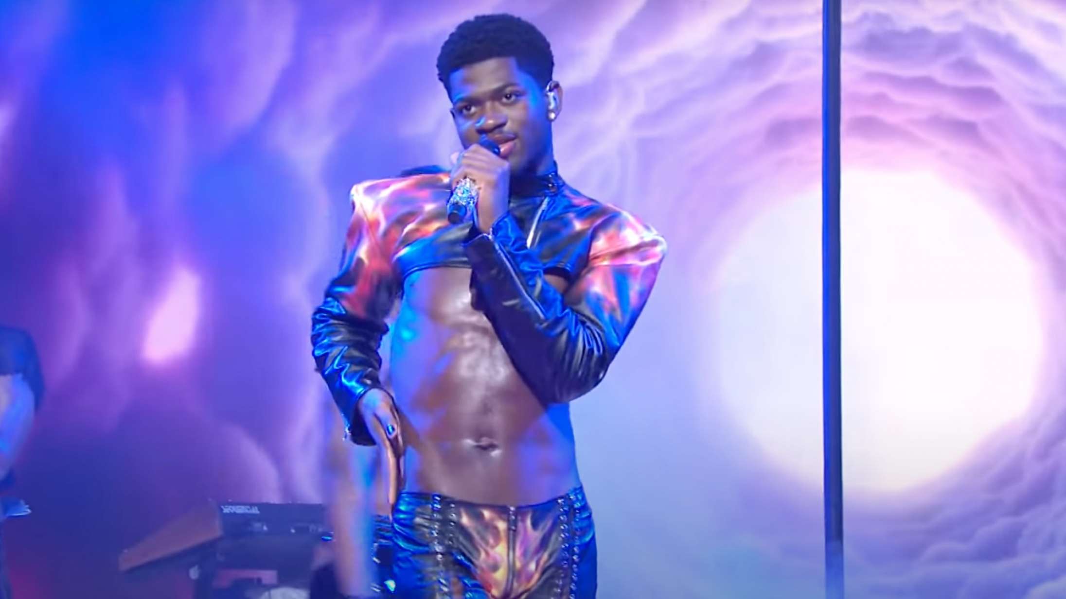 Se Lil Nas X’ bukser revne under vild ‘SNL’-optræden med verdenshittet ‘Montero’