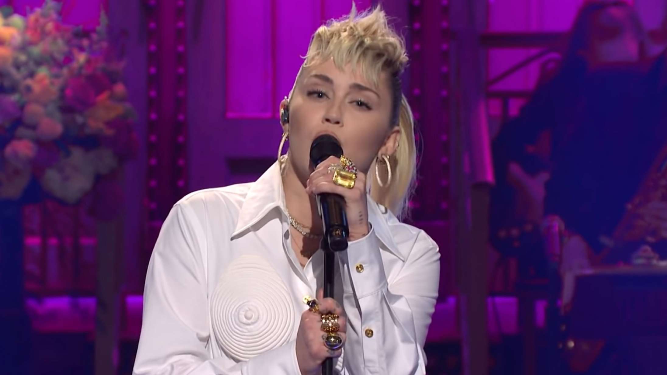 Miley Cyrus hylder sin gudmor Dolly Parton med veloplagt cover – og hiver sin egen mor på scenen til ‘SNL’