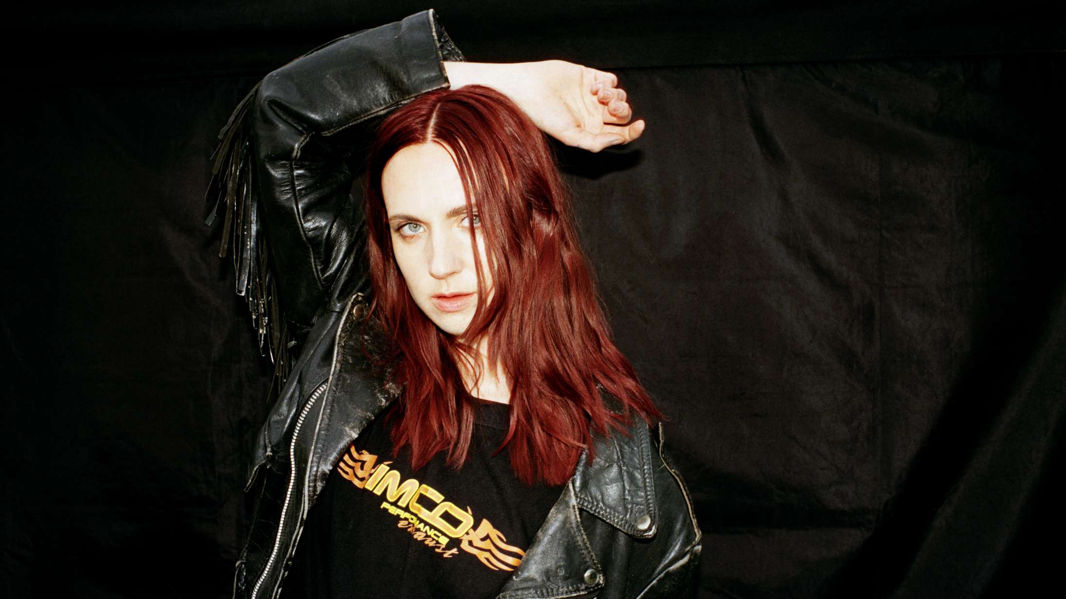 Med comeback-singlen ‘Live to Survive’ leverer Mø en veltimet invitation til at danse lockdown-angsten ud af kroppen