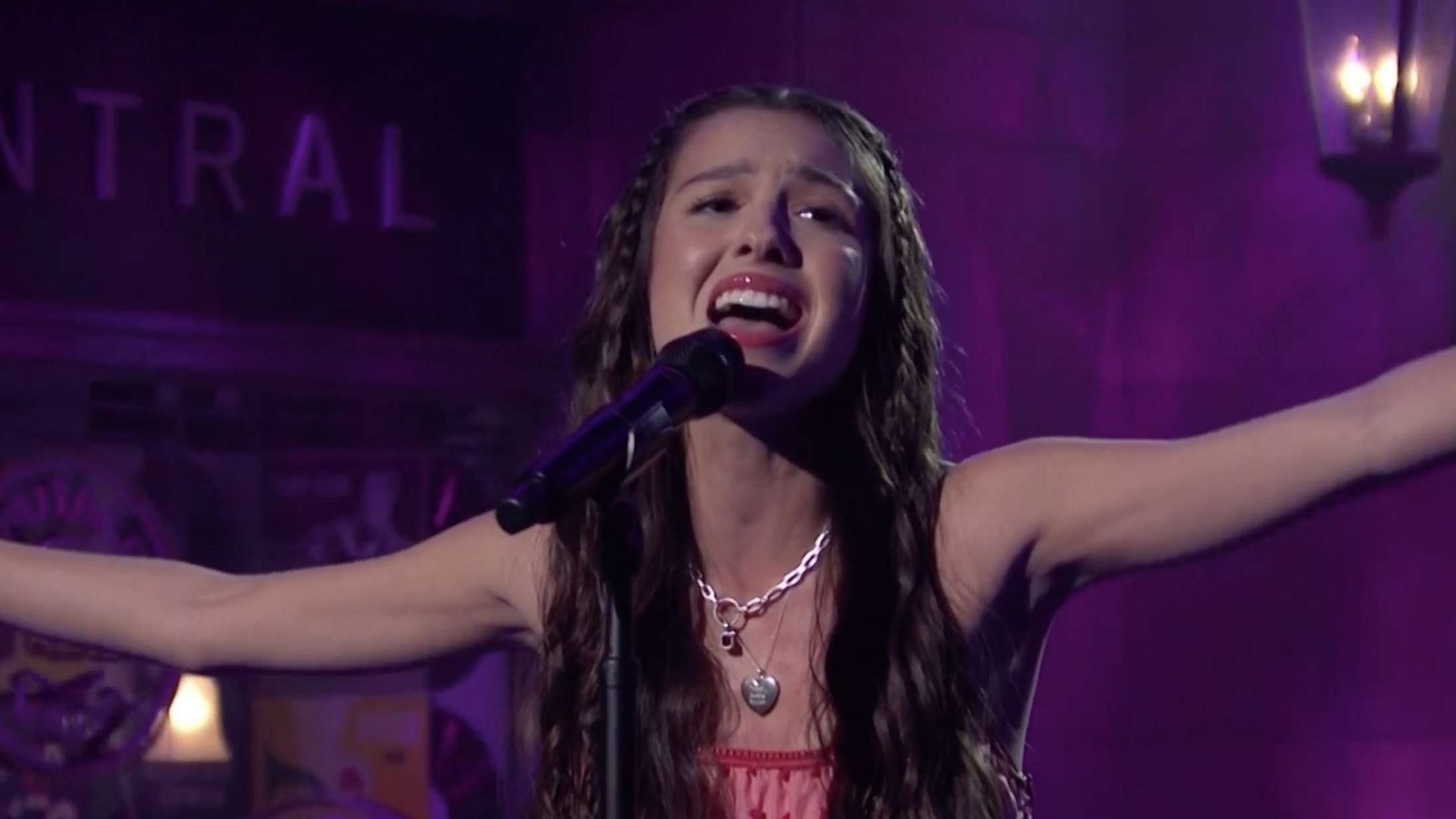 Se Olivia Rodrigo debutere på ‘SNL’ med punkattitude og megahittet ‘Driver’s License’