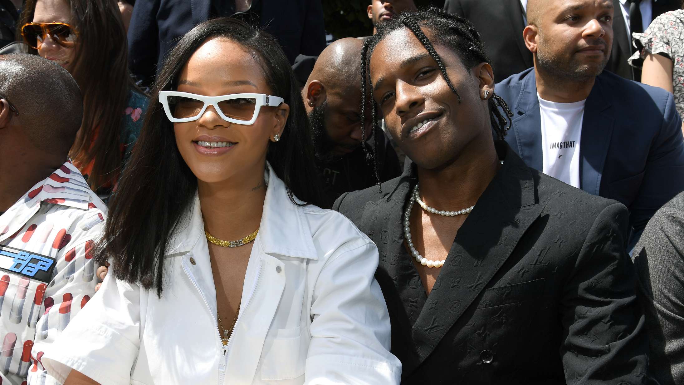 Rihanna har sin søn og ASAP Rocky med på forsiden af Vogue – se familiebillederne