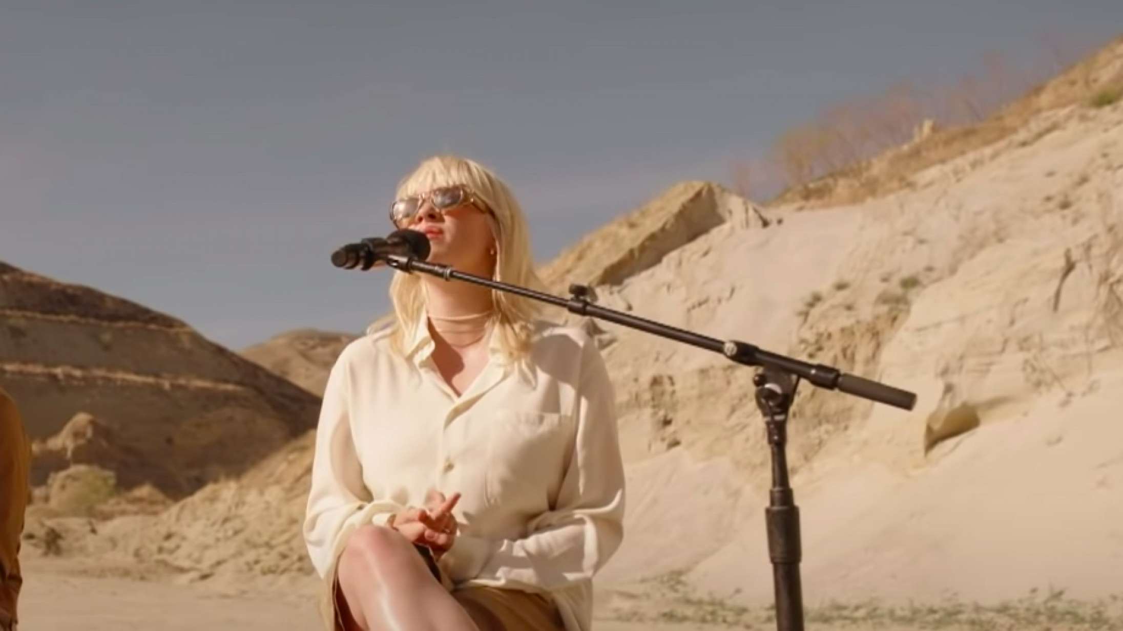 Billie Eilish tog en hel ørken med, da hun skulle spille ‘Your Power’ hos Stephen Colbert