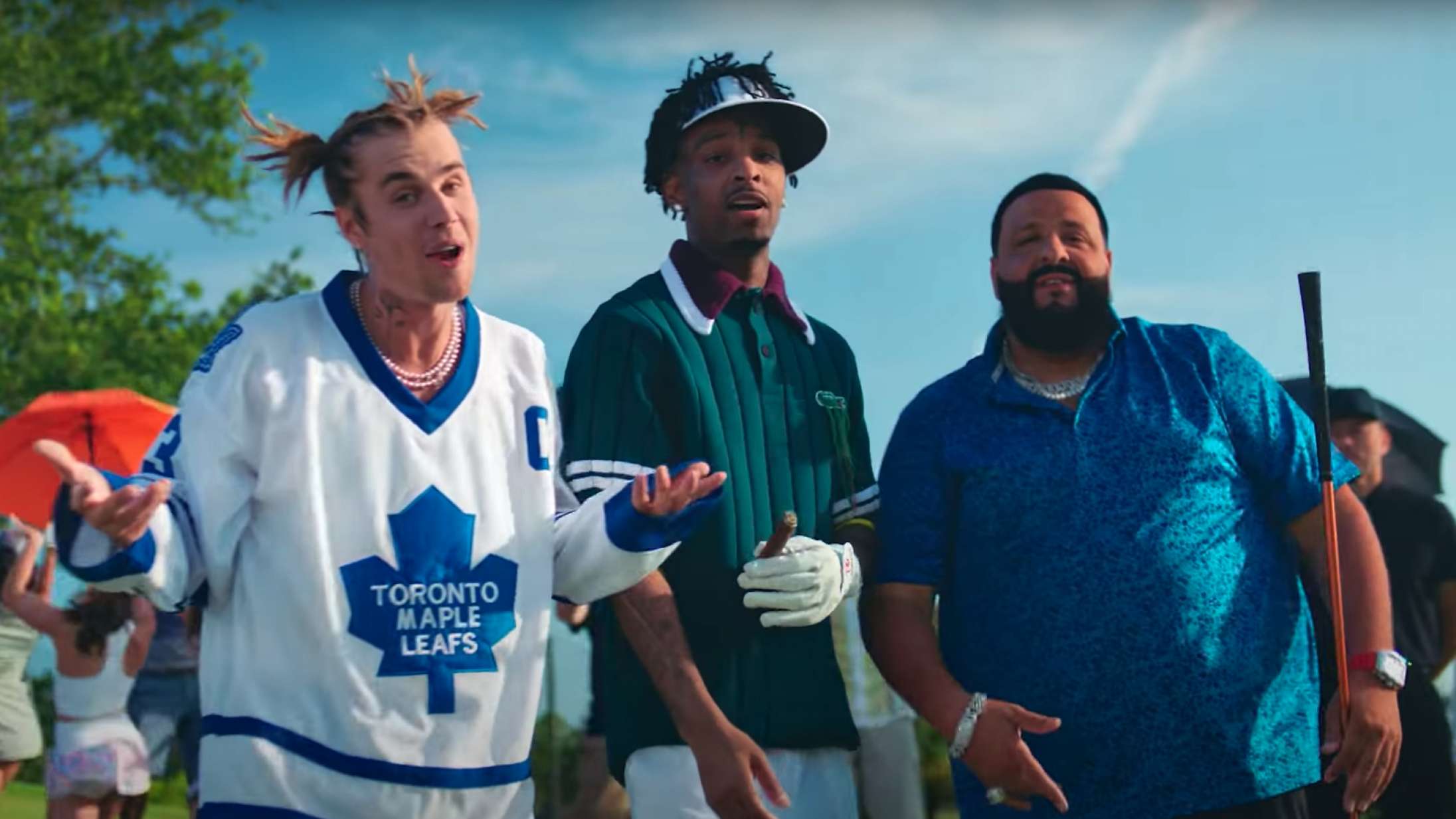 Justin Bieber, 21 Savage og DJ Khaled hygger sig gevaldigt på golfbanen i ny musikvideo