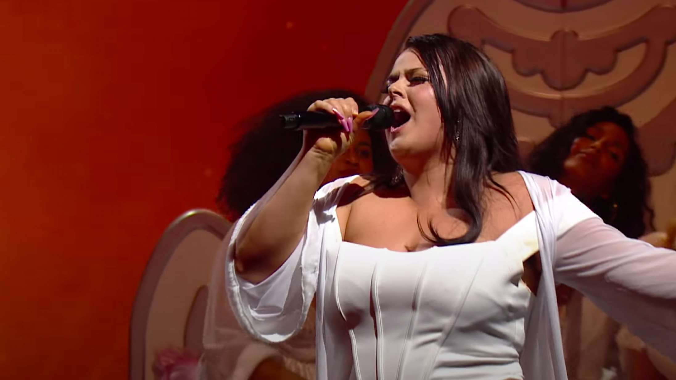 Jada har simpelthen en speciallavet seng med sit eget logo på