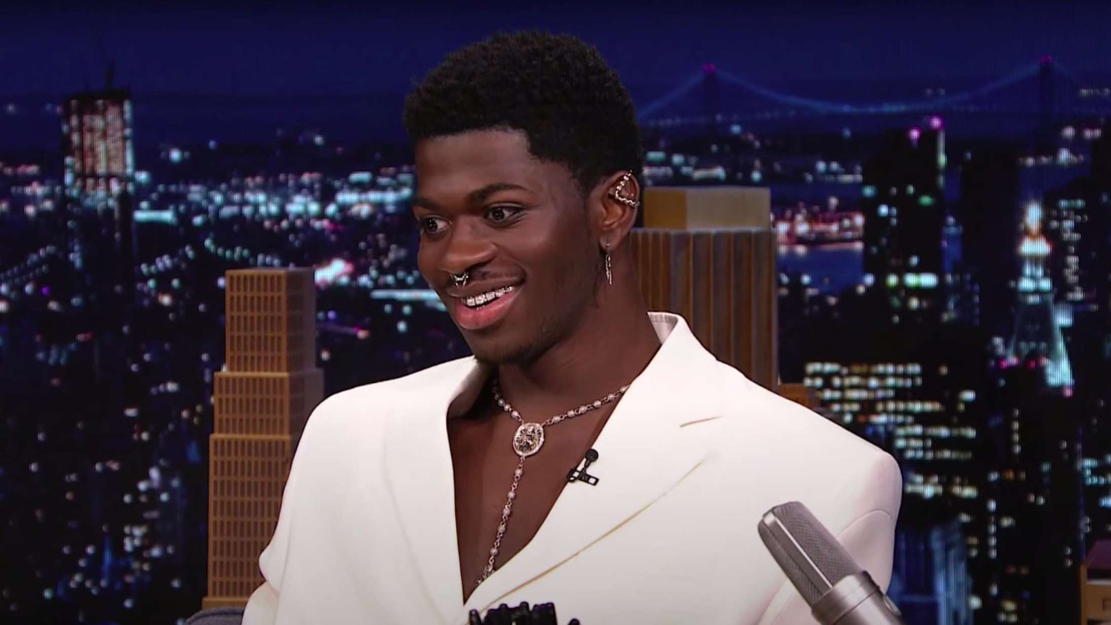 Lil Nas X’s bukser revnede på live-tv: »Boom, så kunne jeg mærke luft«
