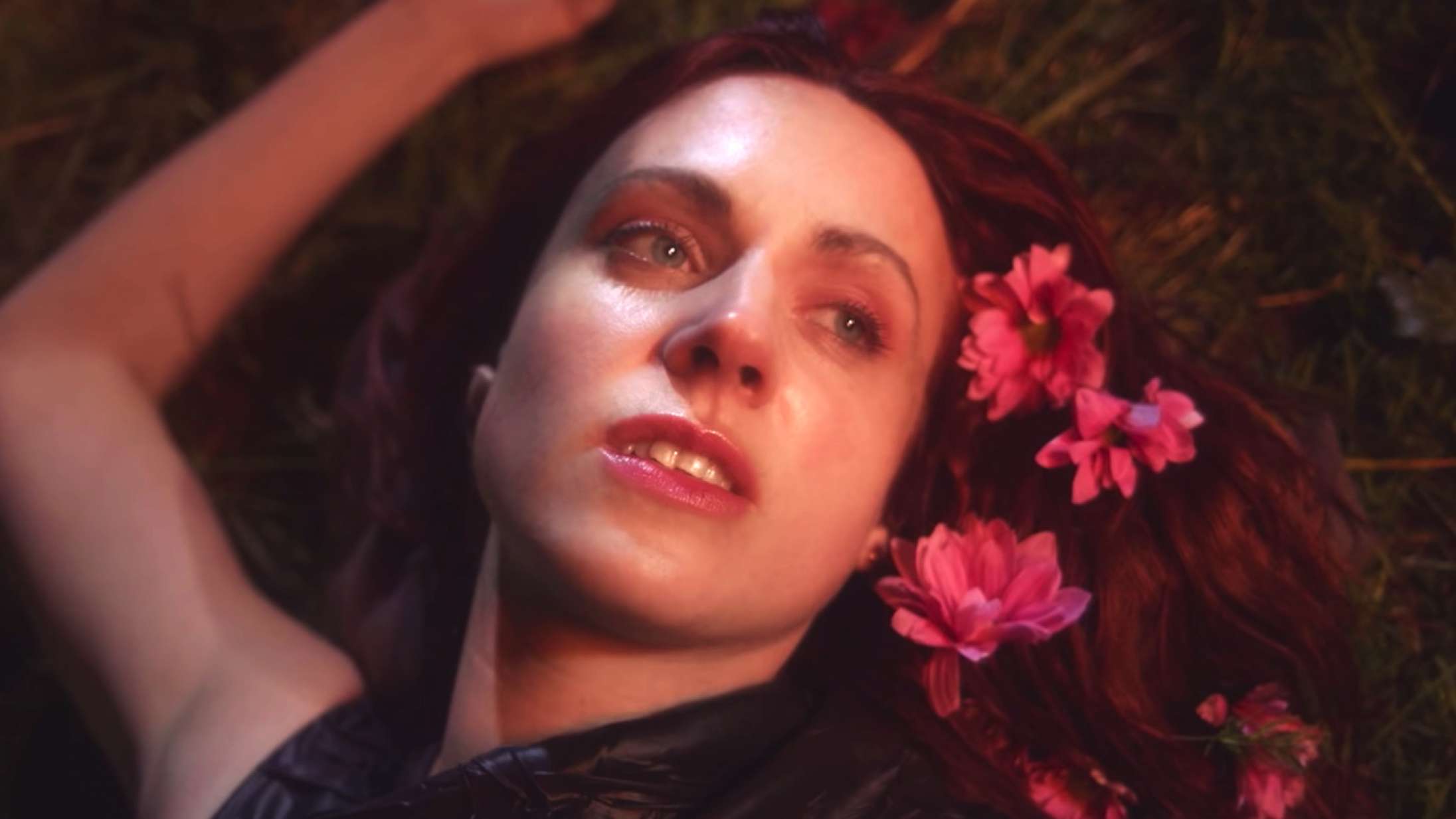 Mø er tilbage med singlen ‘Live to Survive’ – og en neonfarvet musikvideo