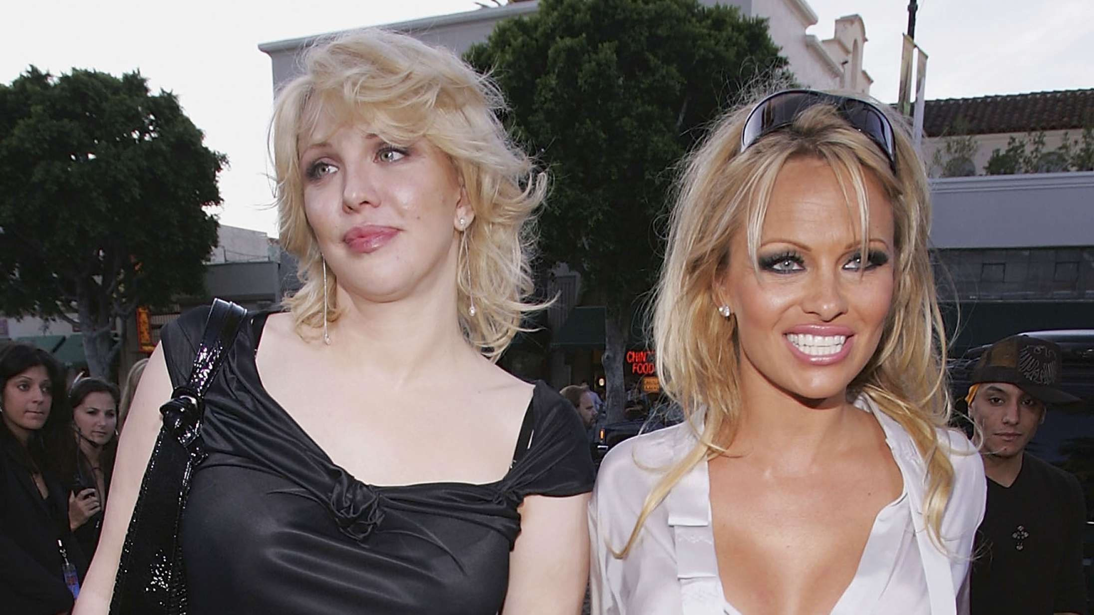 Courtney Love kritiserer serie om Pamela Anderson og Tommy Lees sextape-læk: »Lily James burde skamme sig«