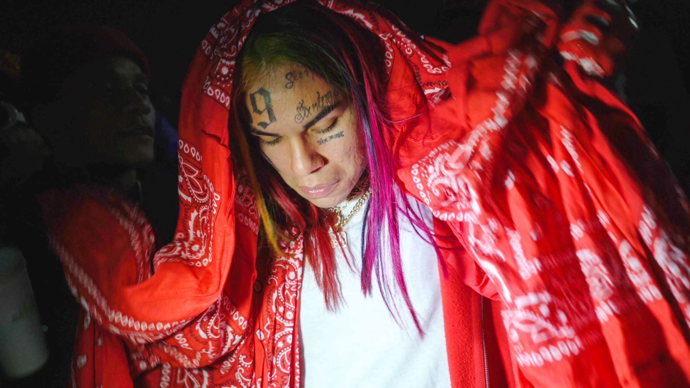 Ny dokumentar hos DR skildrer 6ix9ines storhed og fald – men glemmer ét vigtigt aspekt