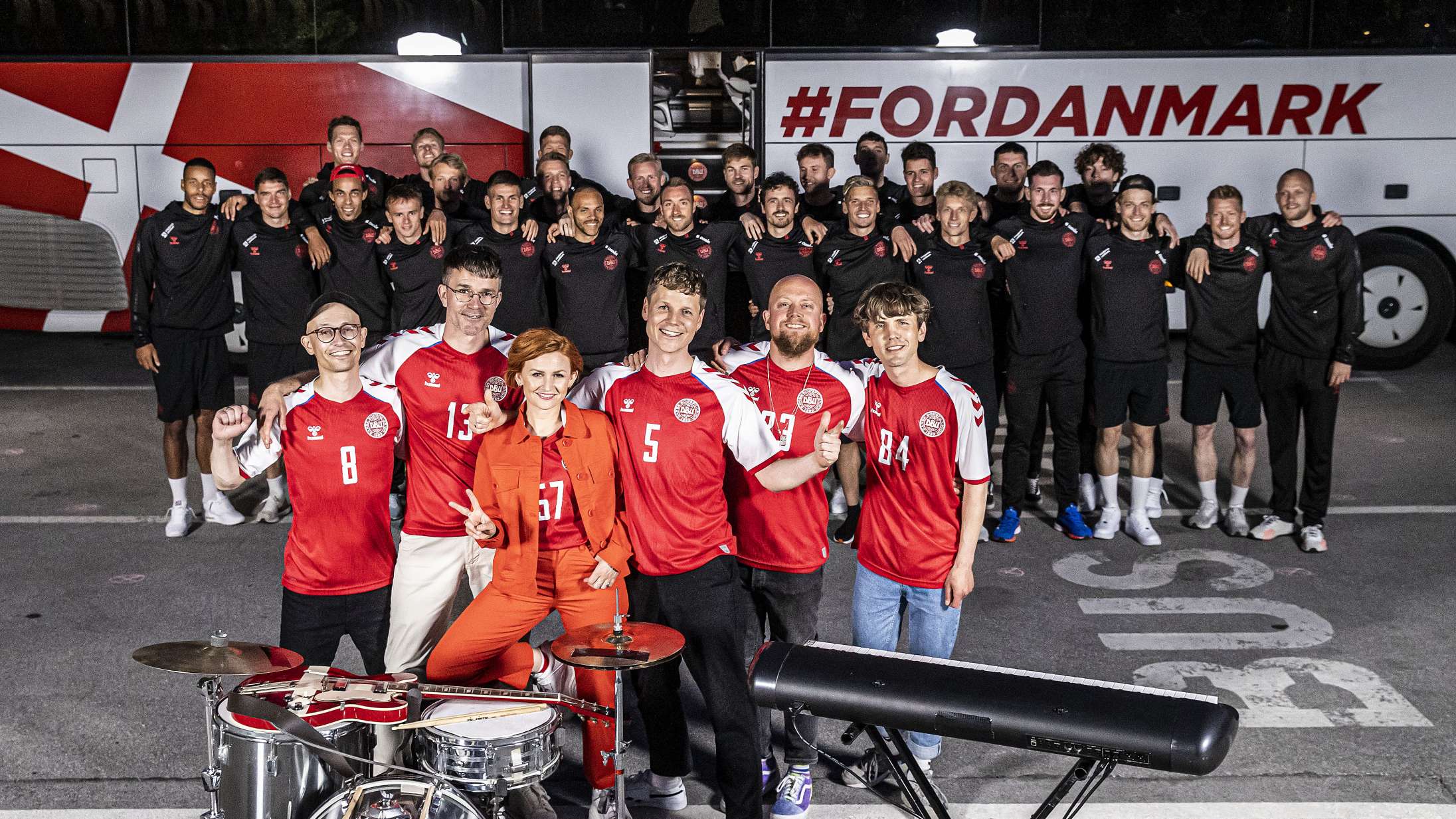 Hør Danmarks officielle EM-sang med herrelandsholdet og Alphabeat – Kasper Schmeichel synger for