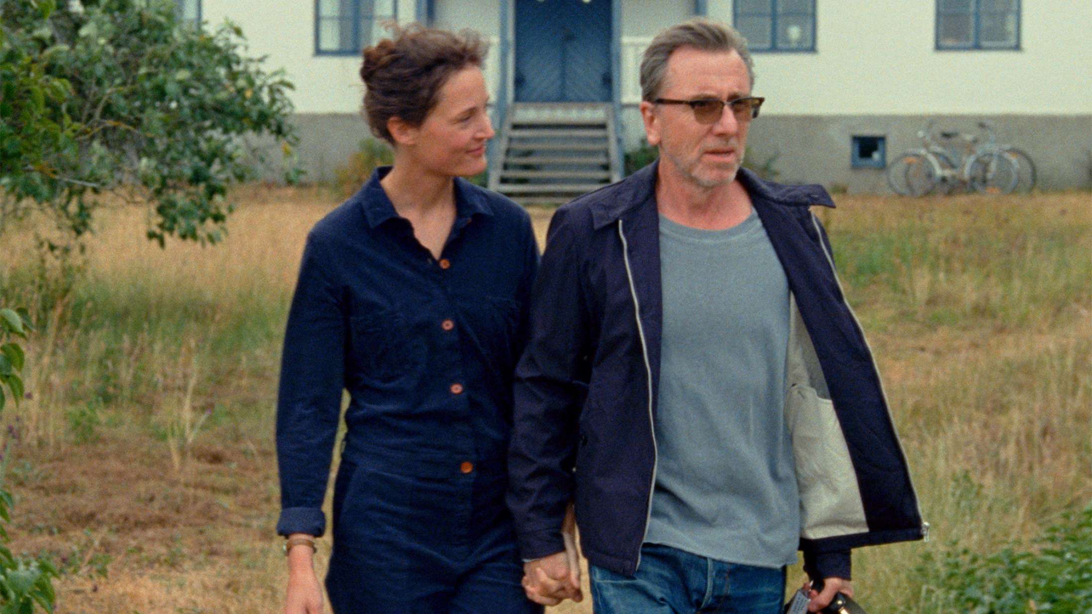 Stjernerne byder sig til i ventet Cannes-drama – se traileren til ‘Bergman Island’