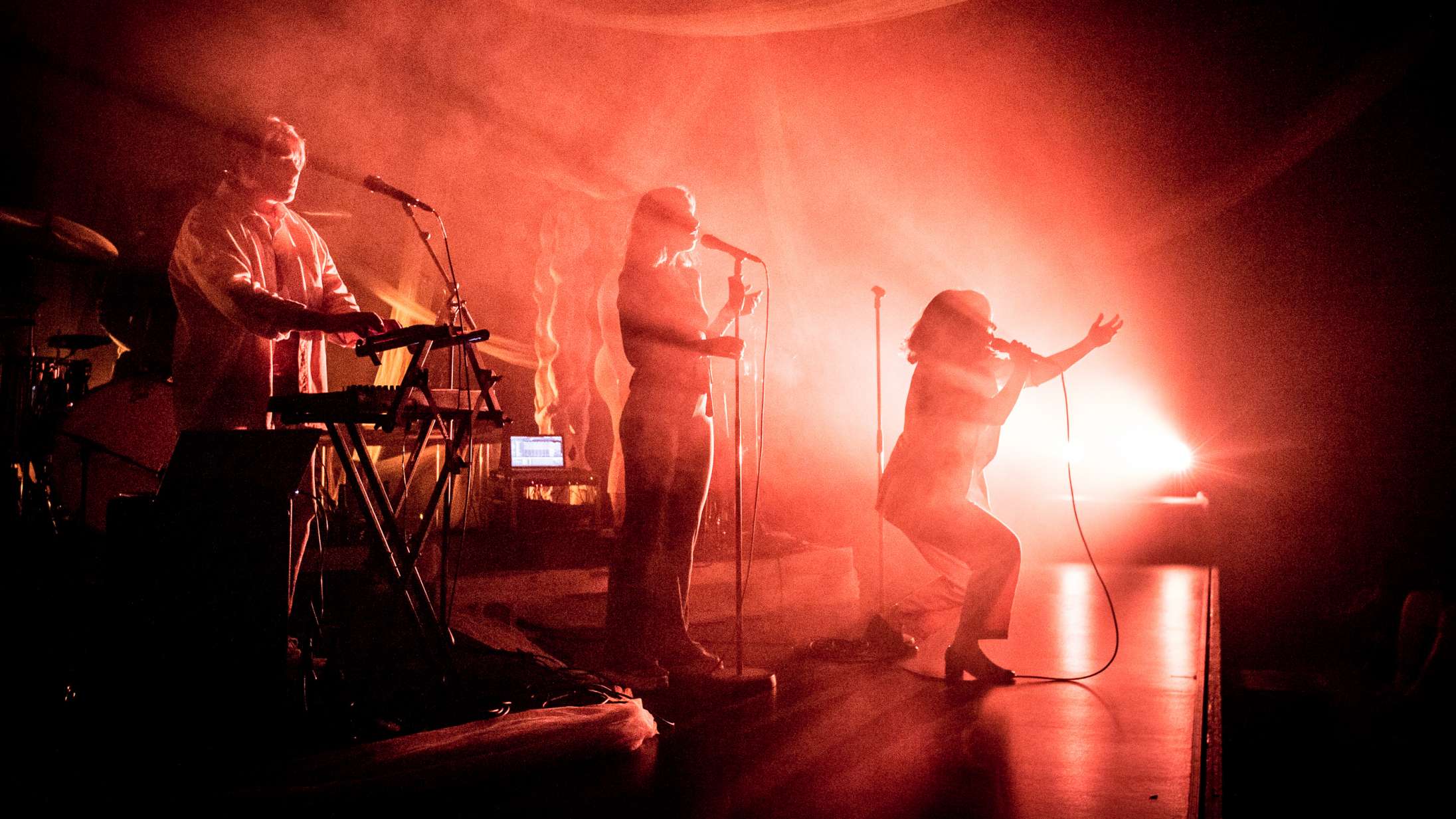 På Bremen Teater gav tre dragende sirener liv til Gangers hyldest til kvinden