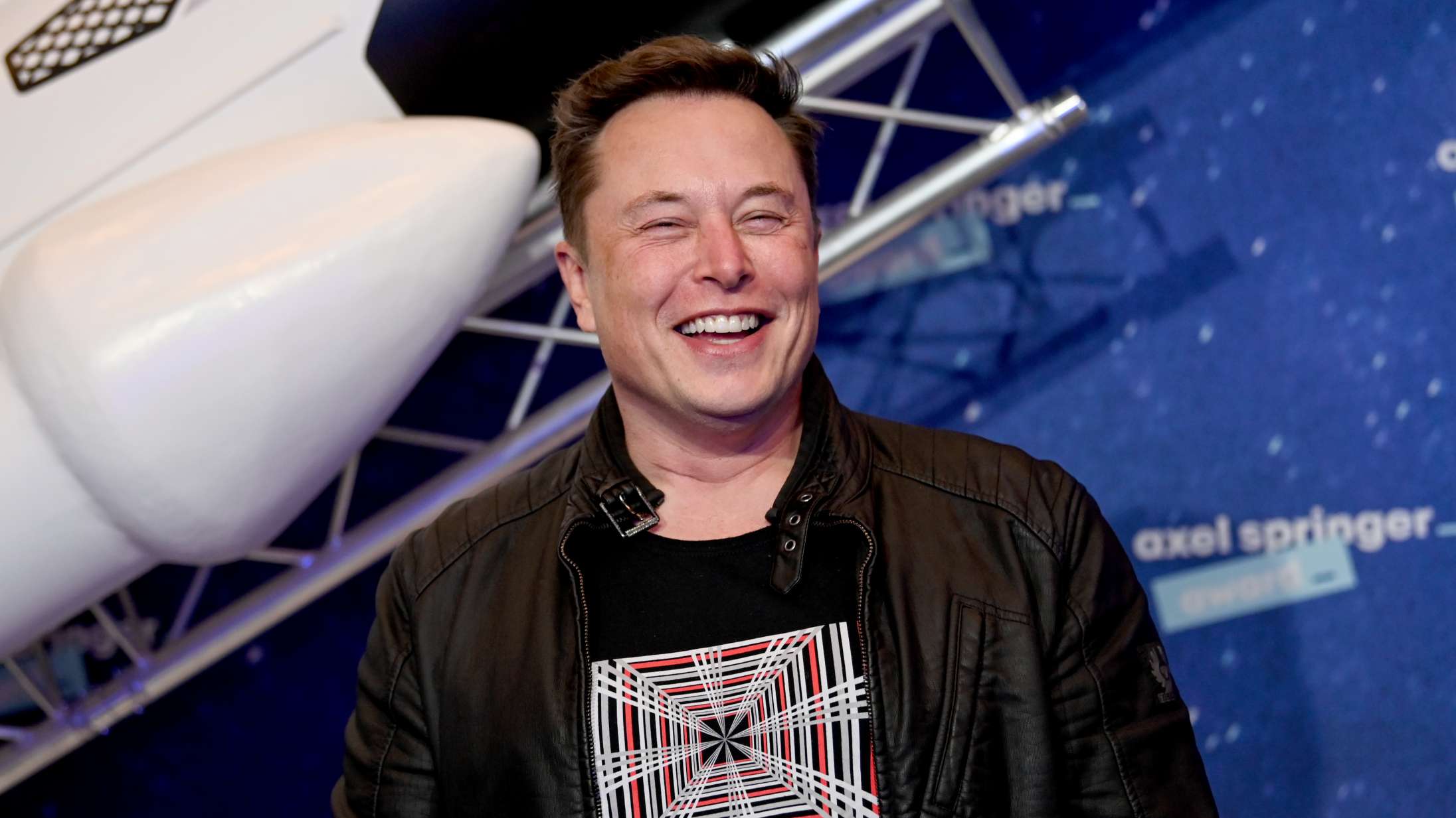 Nu kan du købe Tesla-merchandise med Elon Musks yndlings-kryptovaluta
