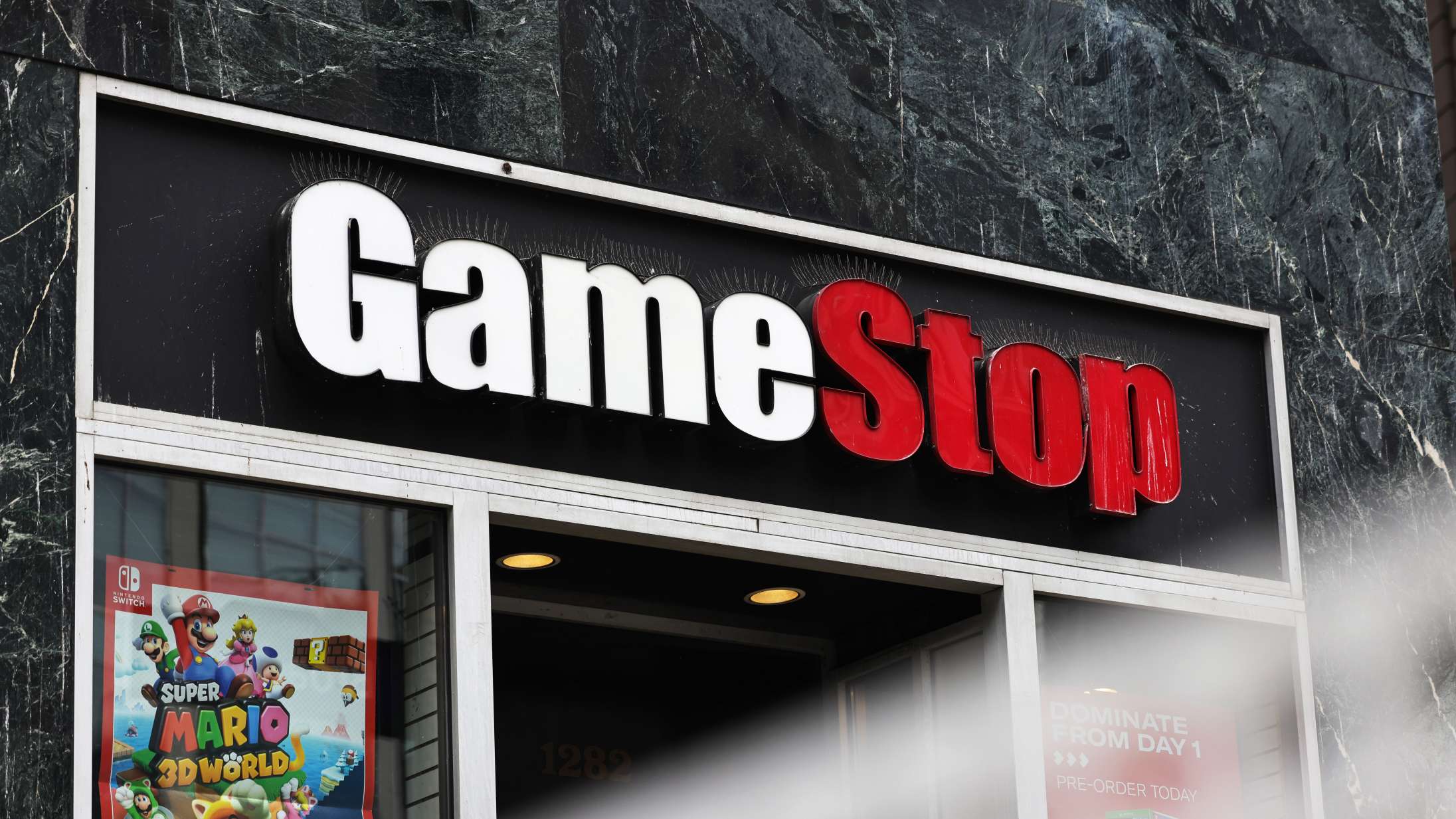 GameStop tjener syv milliarder kroner på at sælge sin meme-aktie