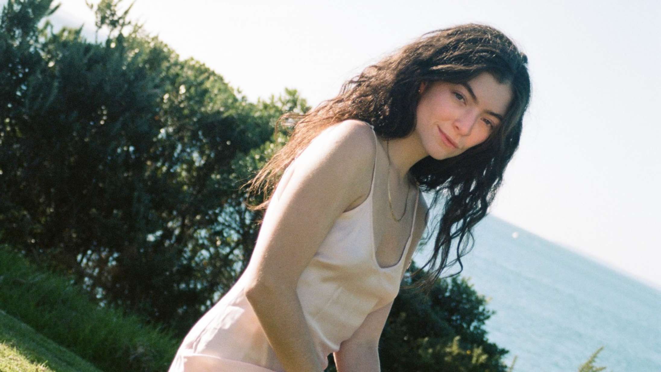 Lorde deler ny ballade med smågenial titel – lyt til ‘Stoned At The Nail Salon’