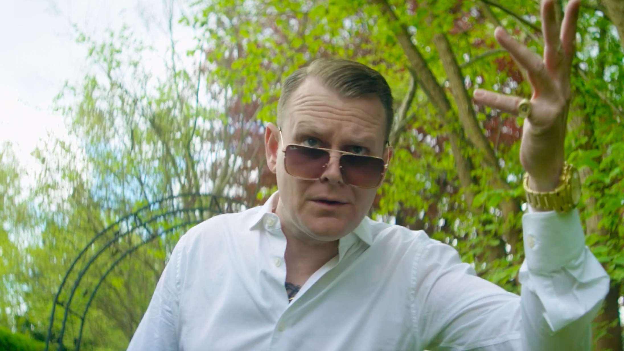 Bai-D spiller rasende chef i Emil Langes nye musikvideo til singlen ‘Det her’