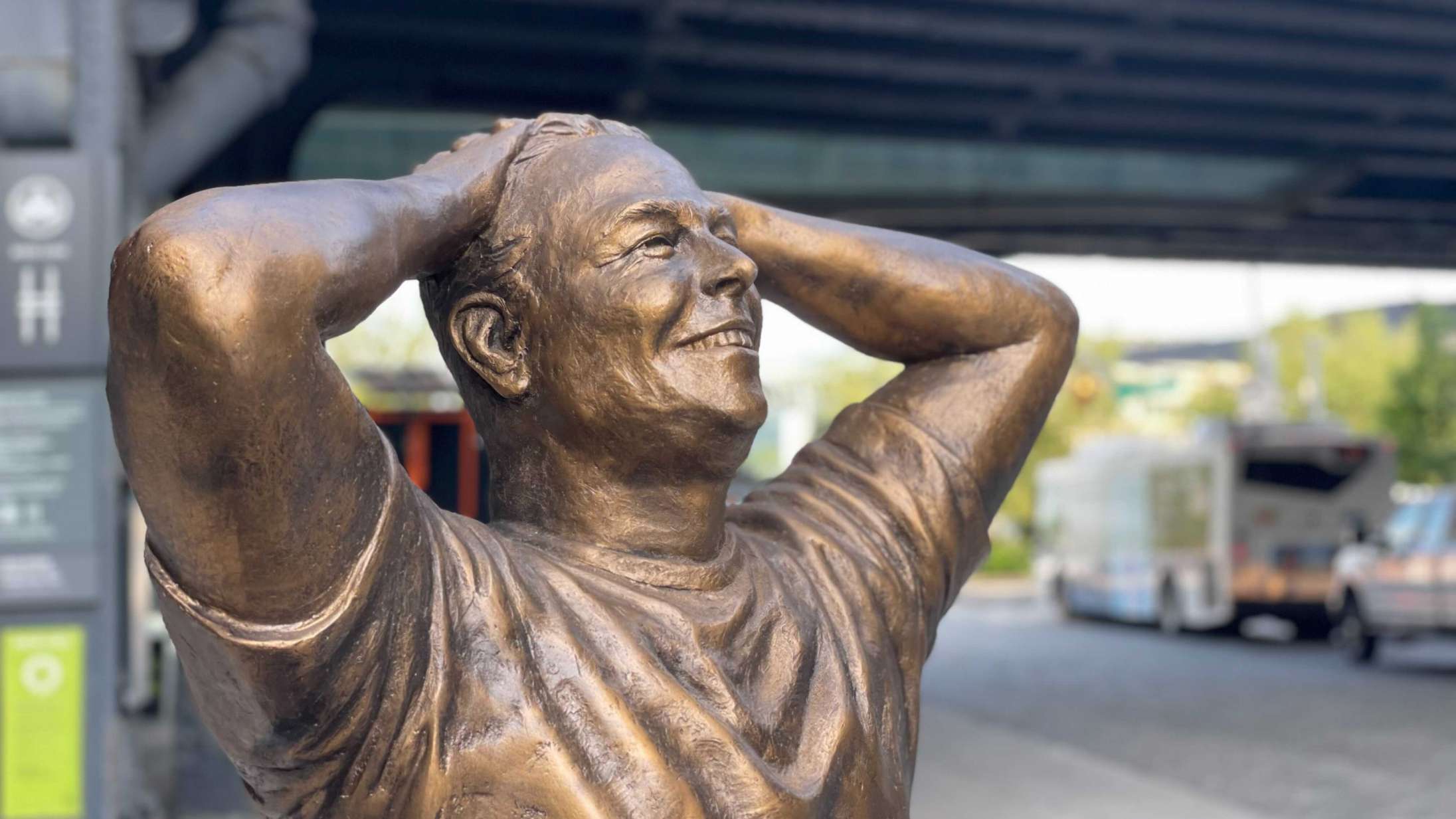 Elon Musks 50-års fødselsdag fejres med bizar statue midt i New York