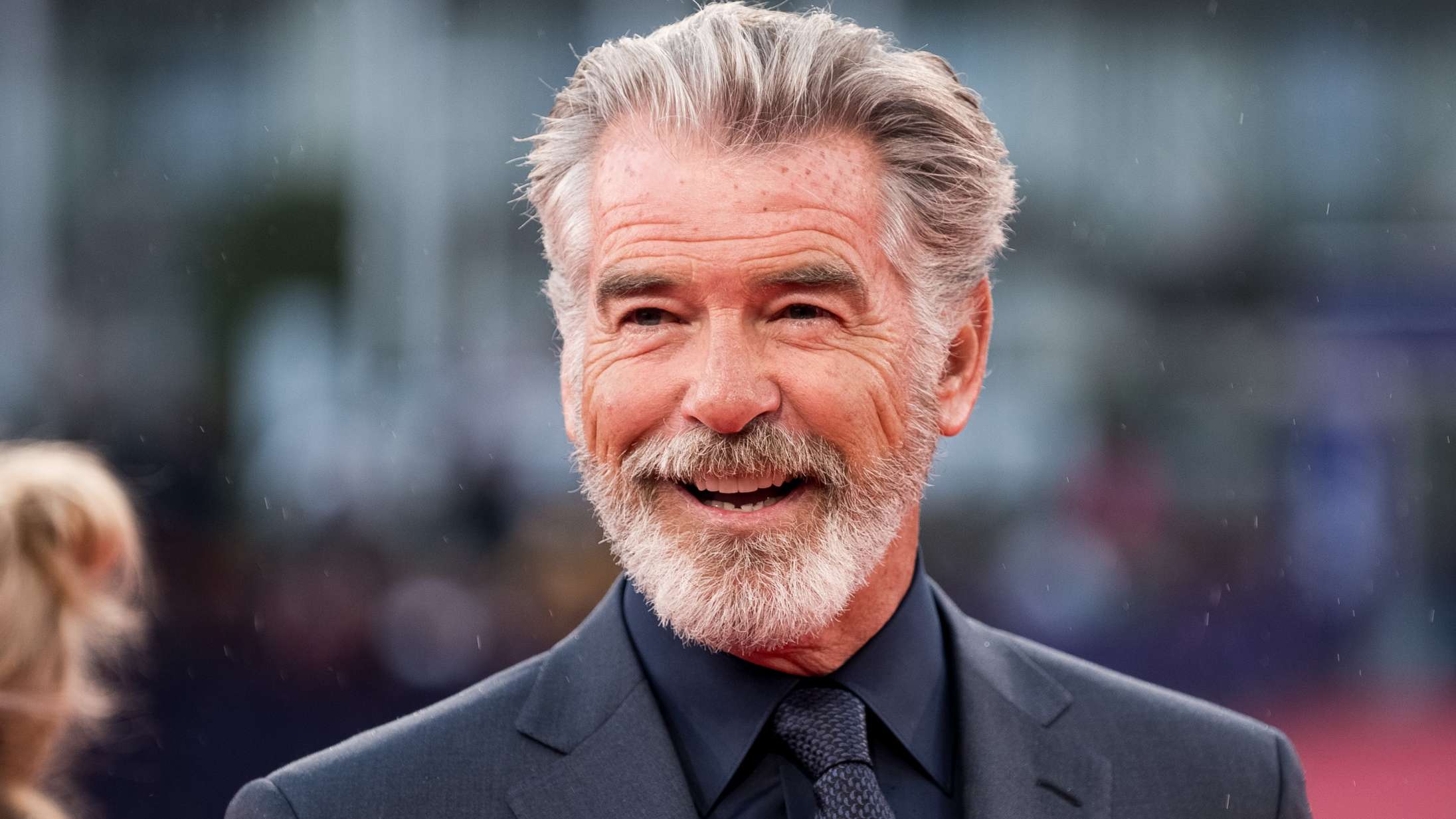 Pierce Brosnan peger på sine to favoritter som den næste James Bond