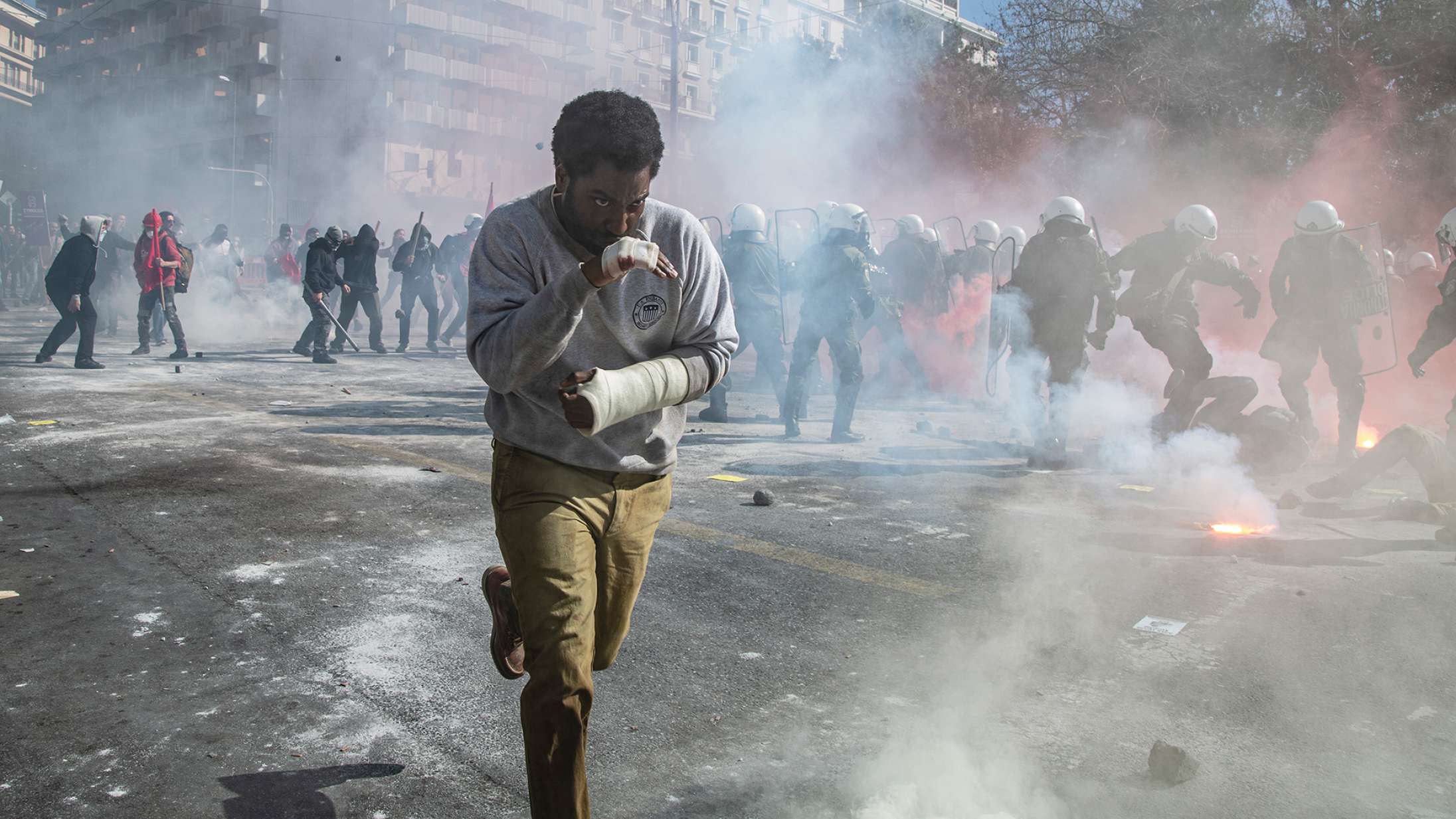 John David Washington bliver fanget i politisk magtspil i traileren til Netflix-thrilleren ‘Beckett’