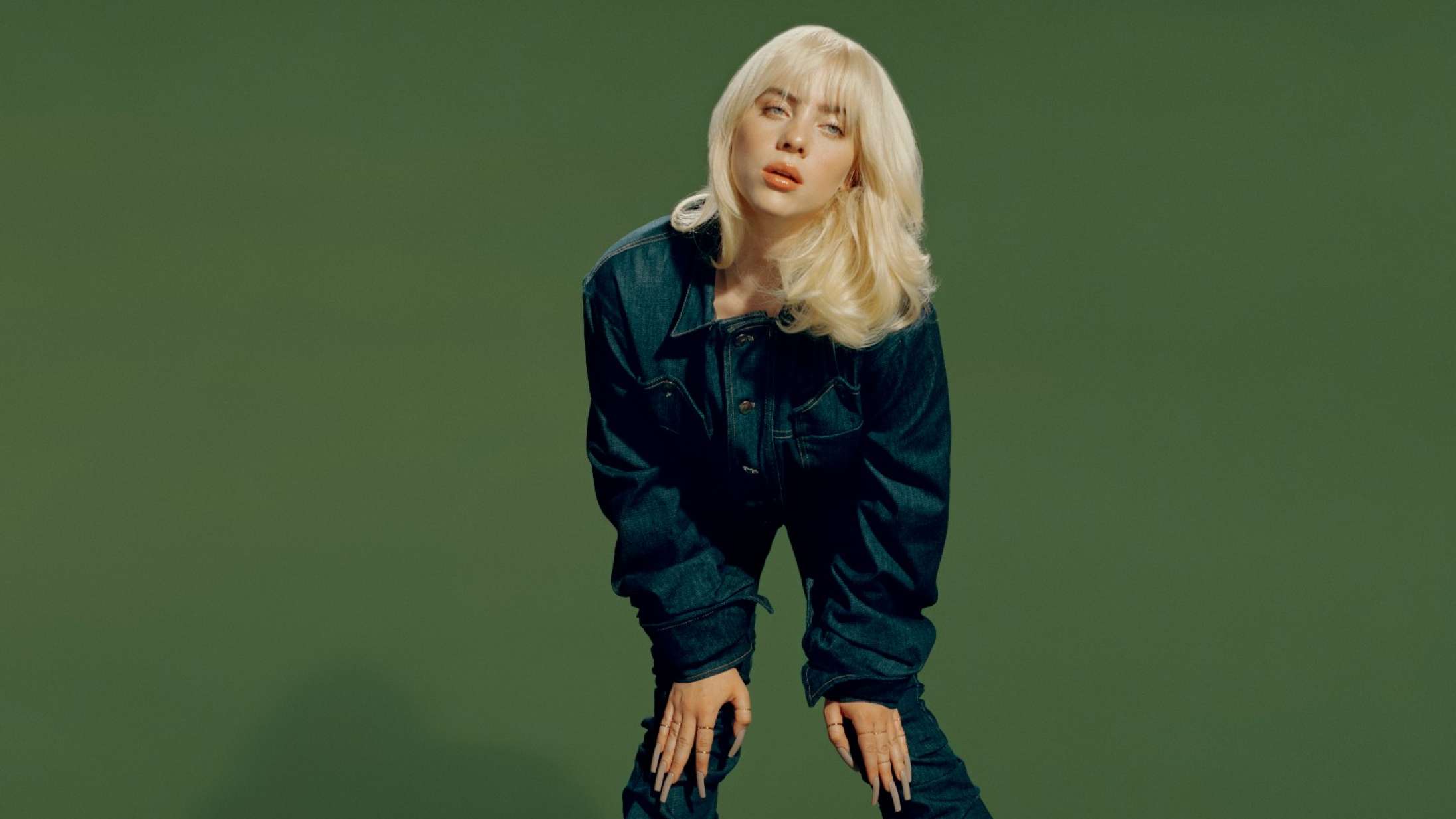 Billie Eilish er tilbage i det dystre hjørne – se videoen til den nye single ‘NDA’