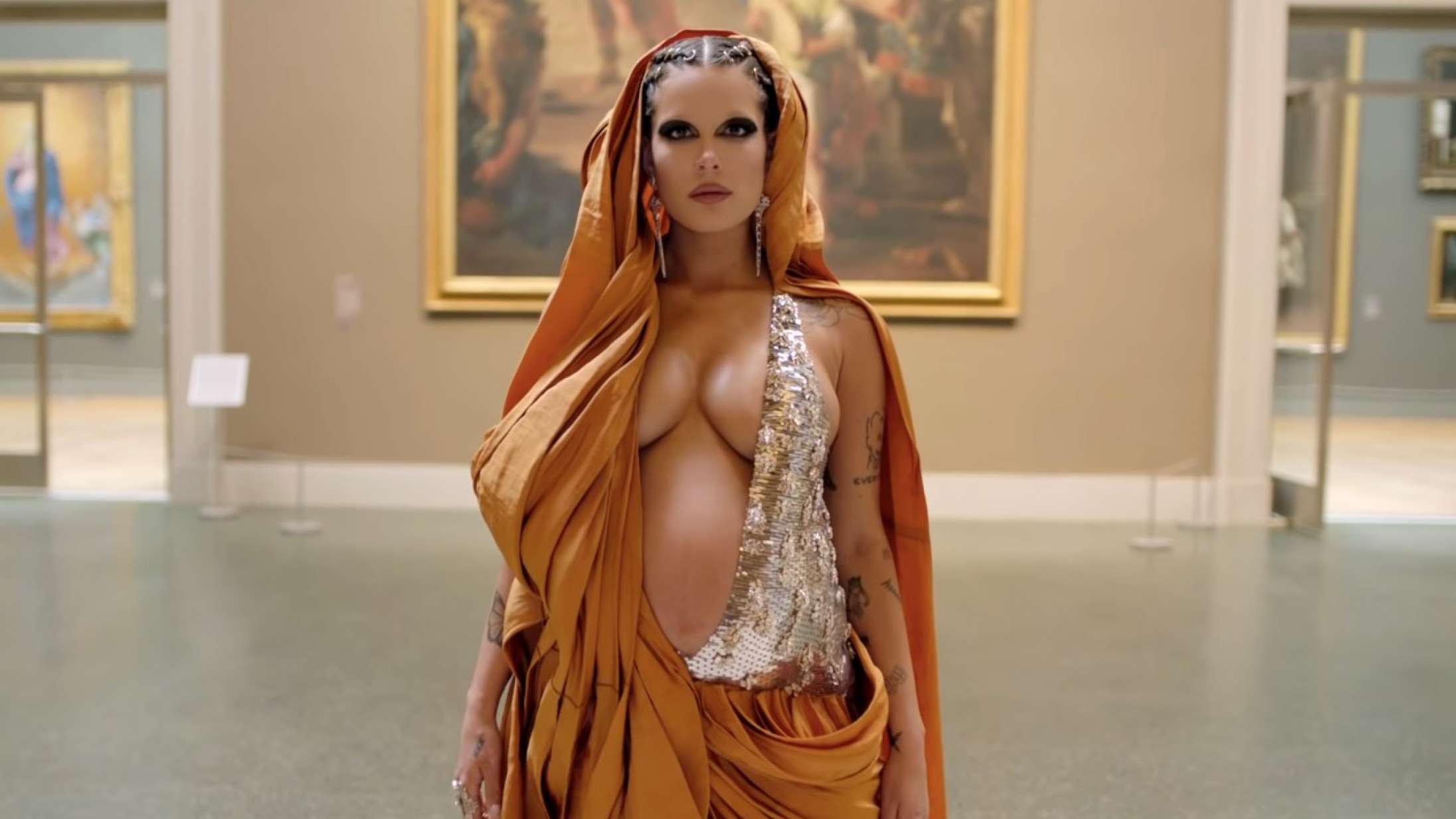 Halseys nye albumcover »fejrer gravide kroppe som noget smukt, der skal beundres«