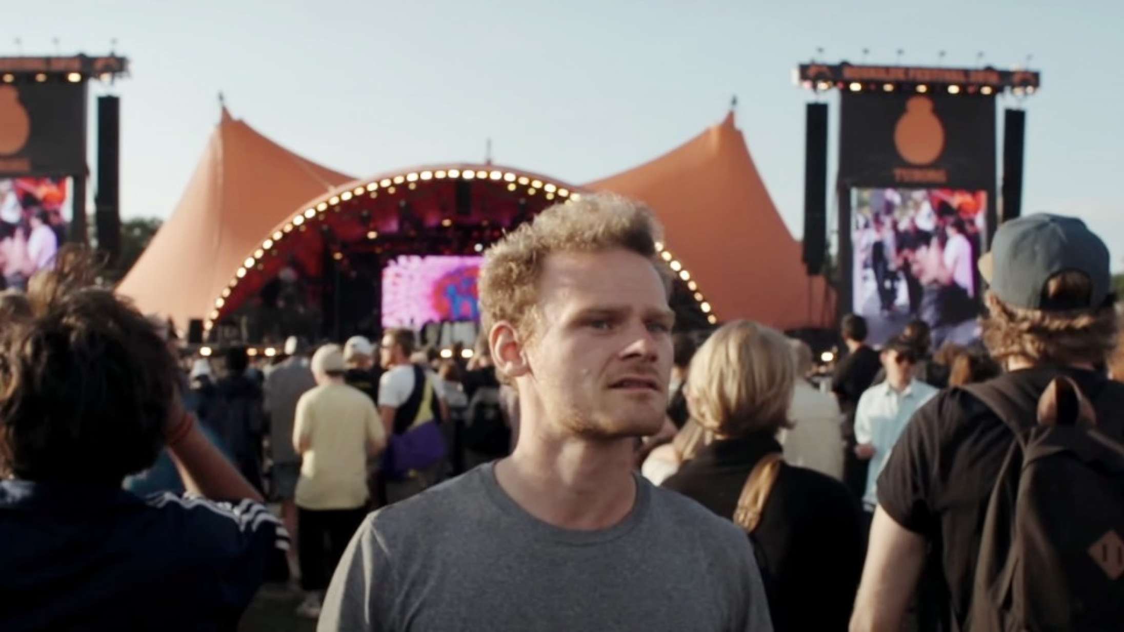 Ny kortfilm viser, hvordan det er at tage på Roskilde Festival med et knust hjerte (og finde kærligheden i smatten)