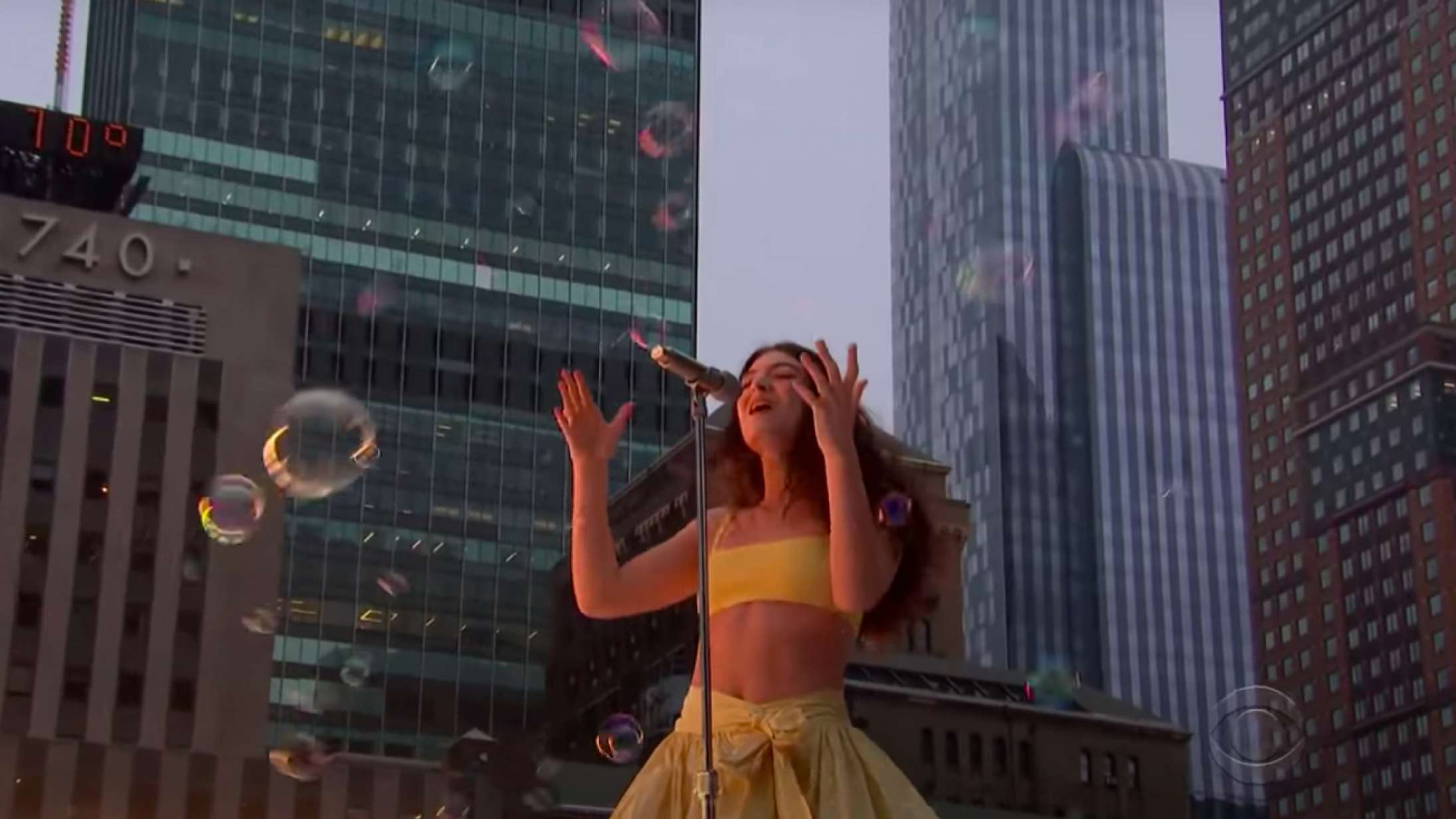 Se Lorde spille ‘Solar Power’ på toppen af en bygning i New York i en sky af bobler