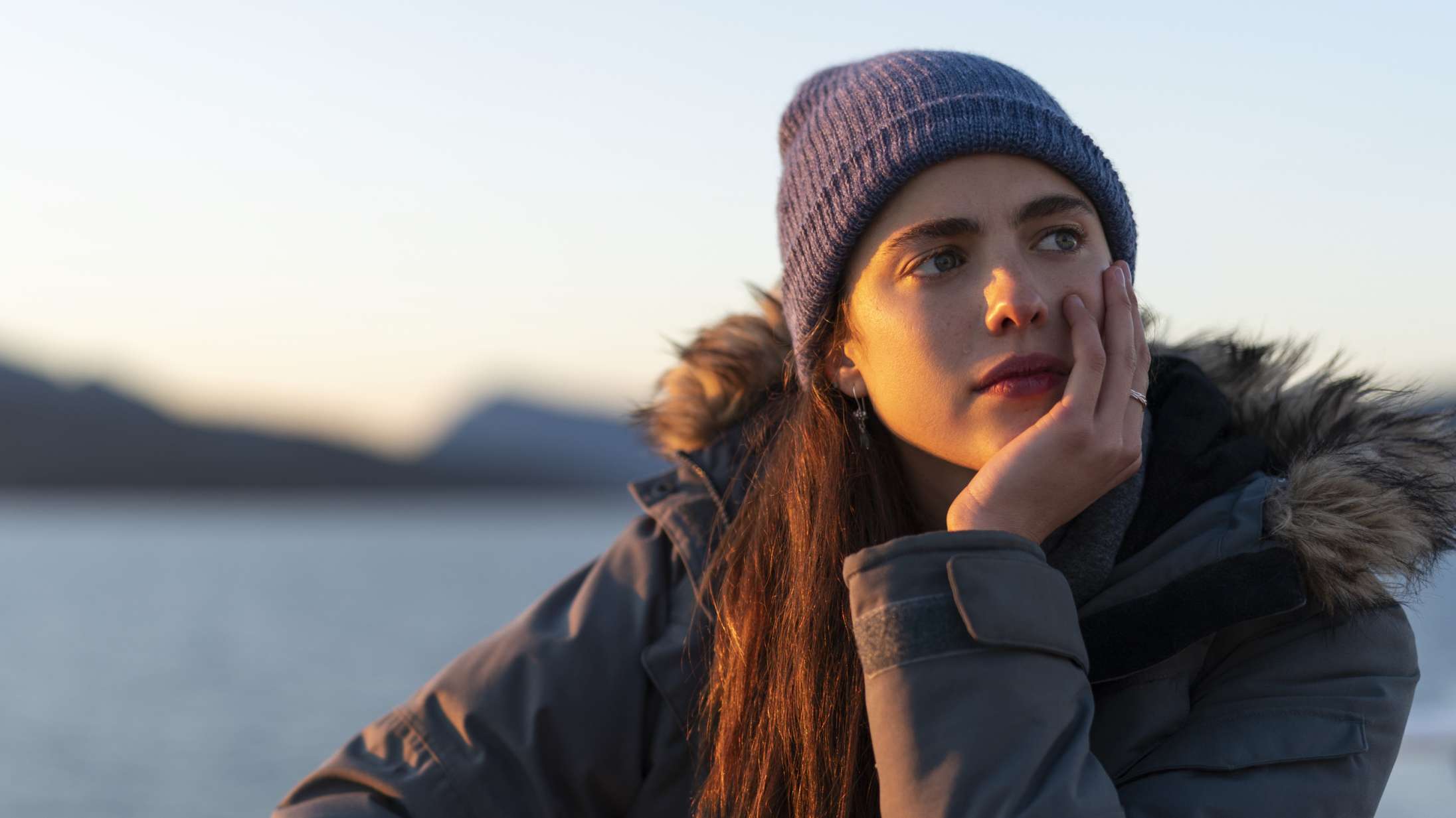 Mor og datter Andie McDowell og Margaret Qualley spiller over for hinanden i Netflix-serien ’Maid’ – se traileren