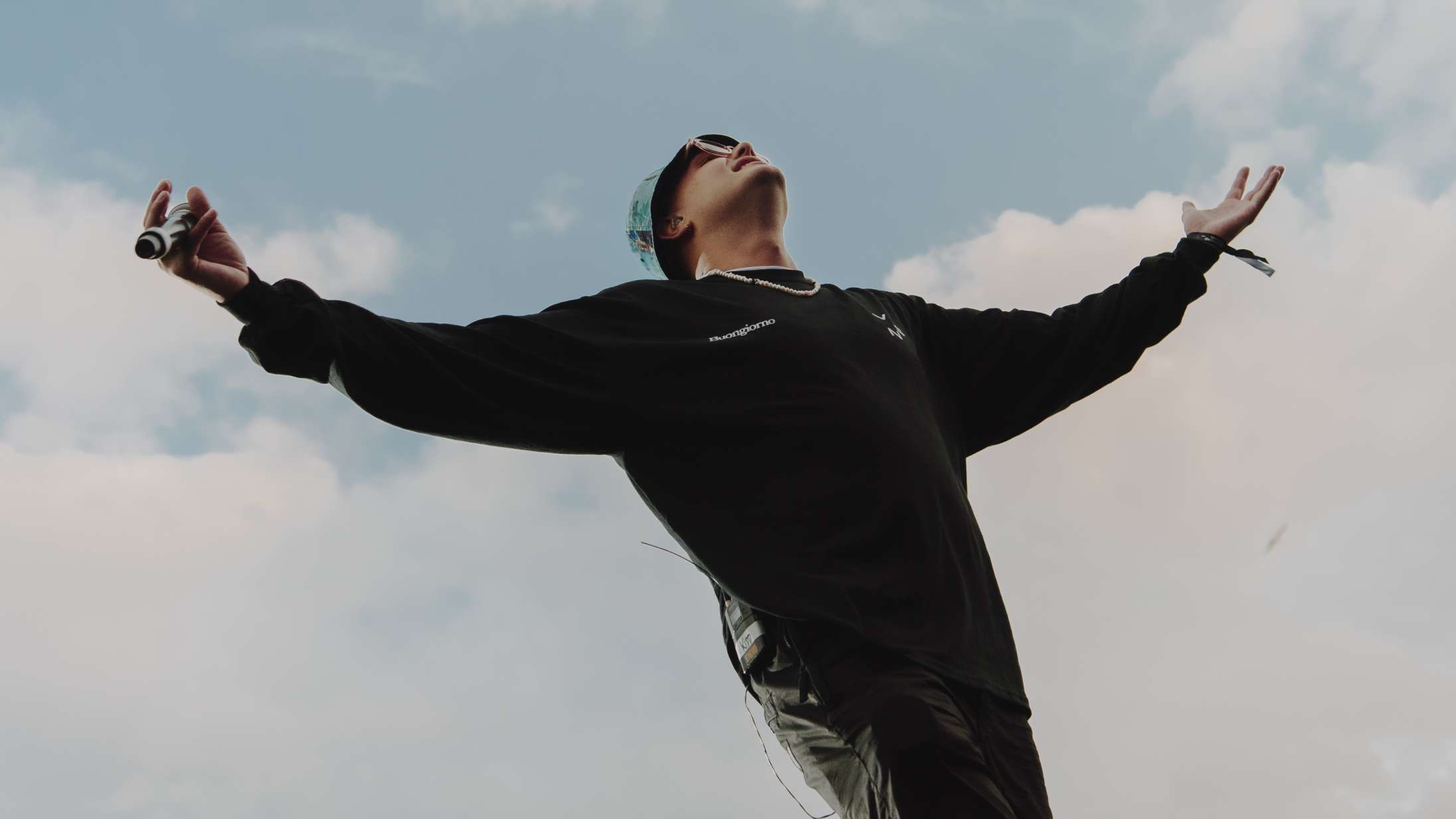 Kidds nye single lyder som en efterfølger til ‘Buongiorno’ – den får ikke for lidt på ‘Slikhår’