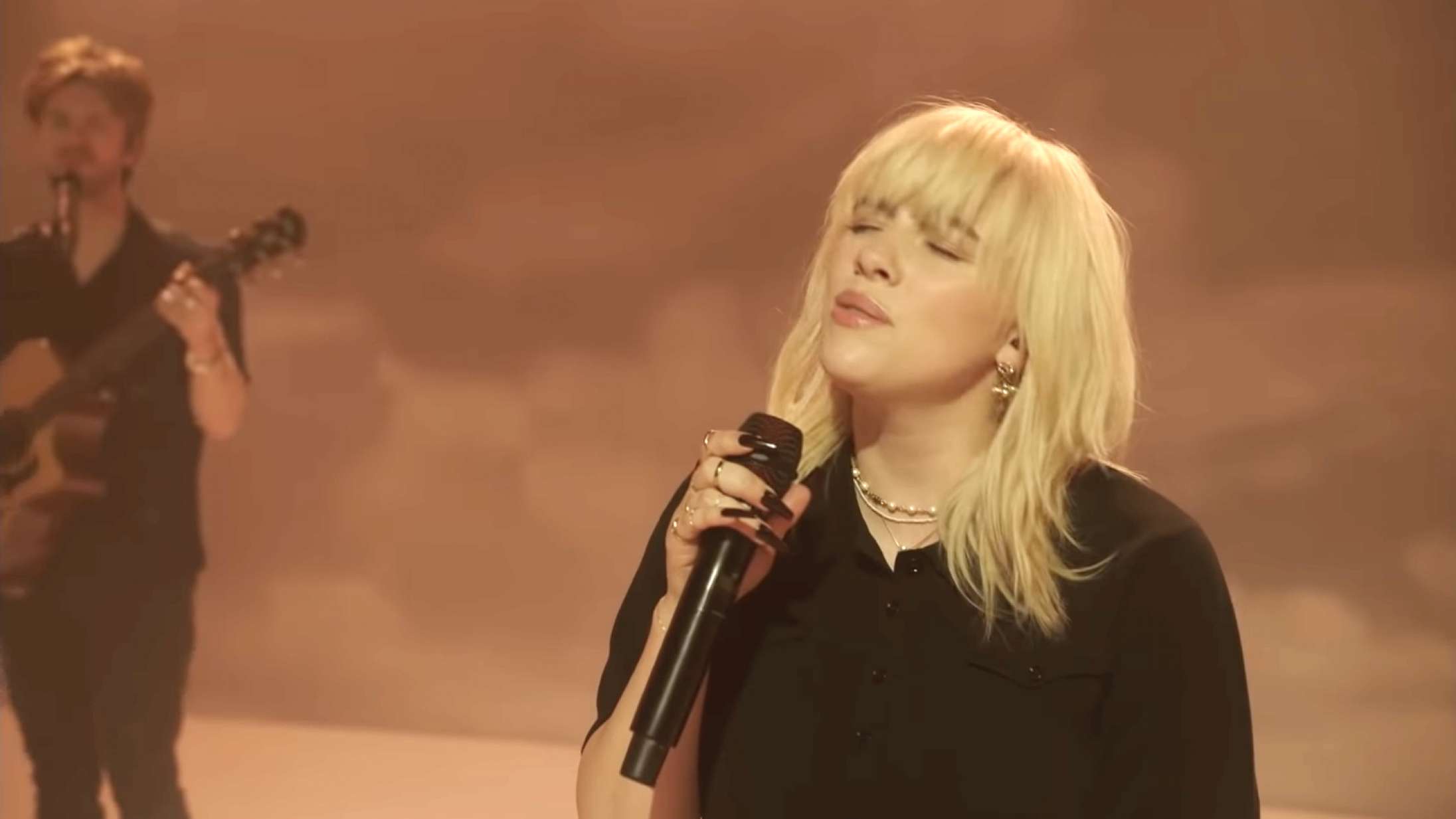 Billie Eilish fremfører ‘Happier Than Ever’ og viser forsmag på ny koncertfilm hos Jimmy Fallon