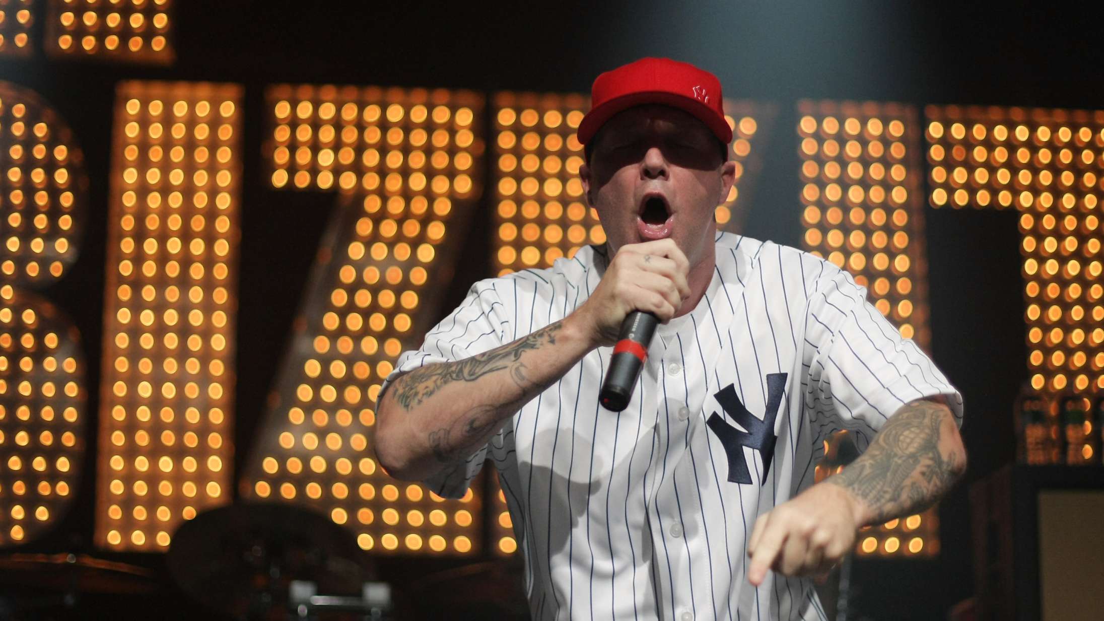 HBO-dokumentar viser et Woodstock ’99, som endte i et kaos af ild og overgreb – og festivalens bagmand forsøger at give Fred Durst og musikken skylden