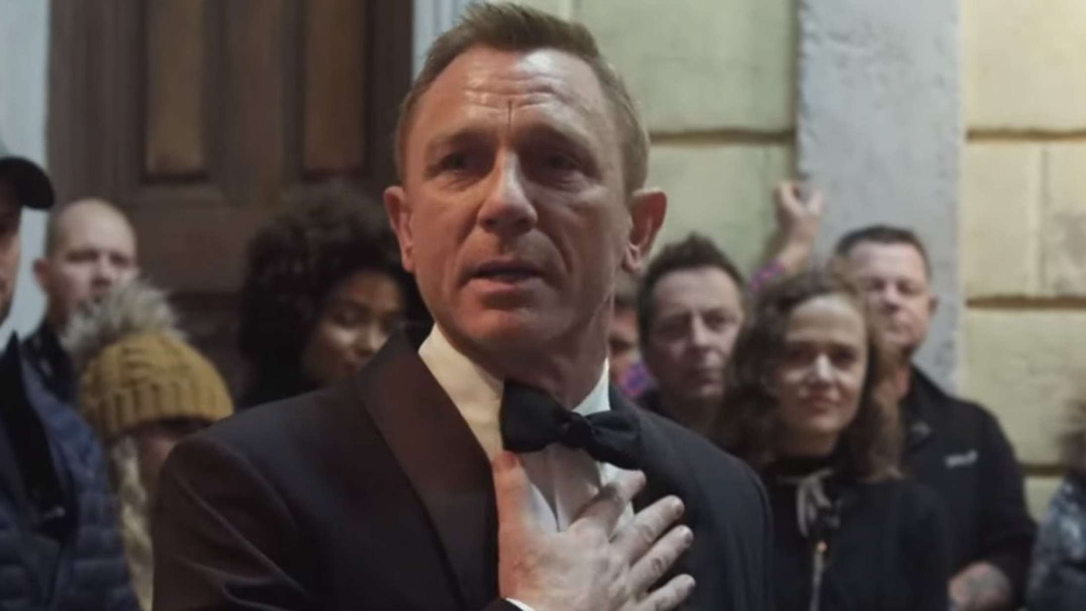 Se Daniel Craig tage tårevædet afsked med James Bond-rollen på sidste optagedag for ‘No Time to Die’