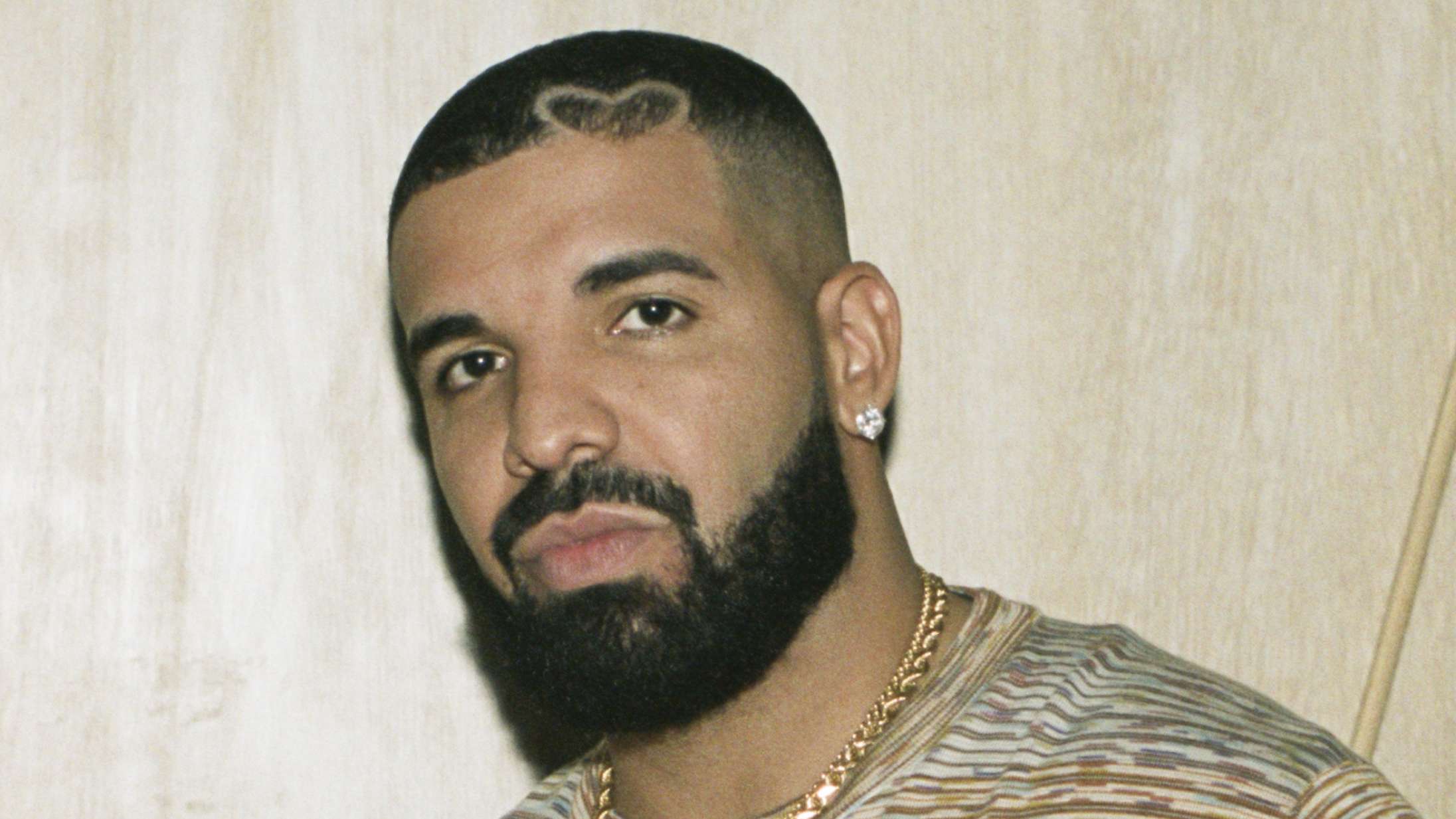 Drake har en bromance med en britisk rapstjerne i ‘Jumbotron Shit Poppin’-videoen