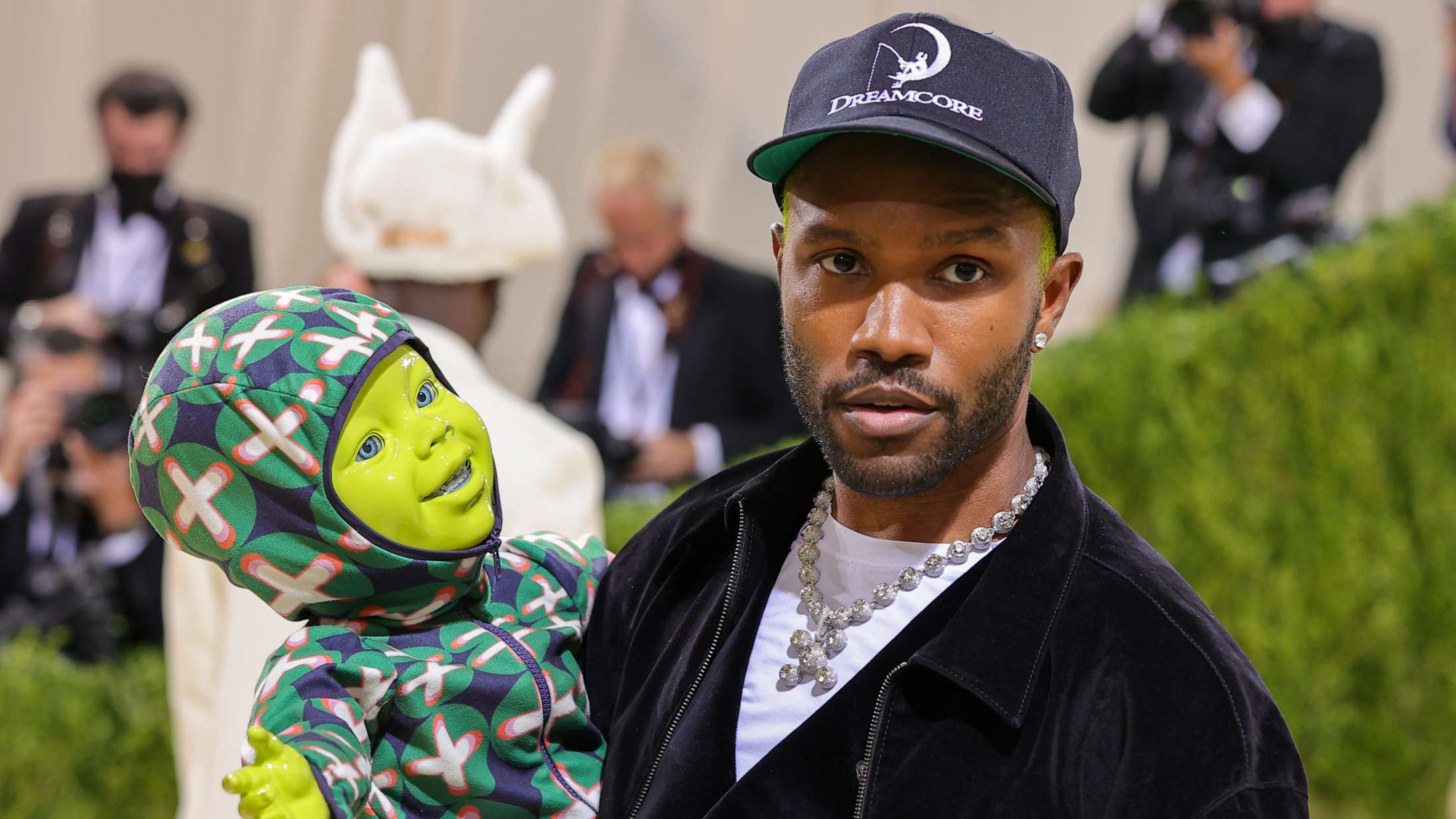 Frank Ocean ankom med en grøn robotbaby – og andre spektakulære looks fra årets Met Gala