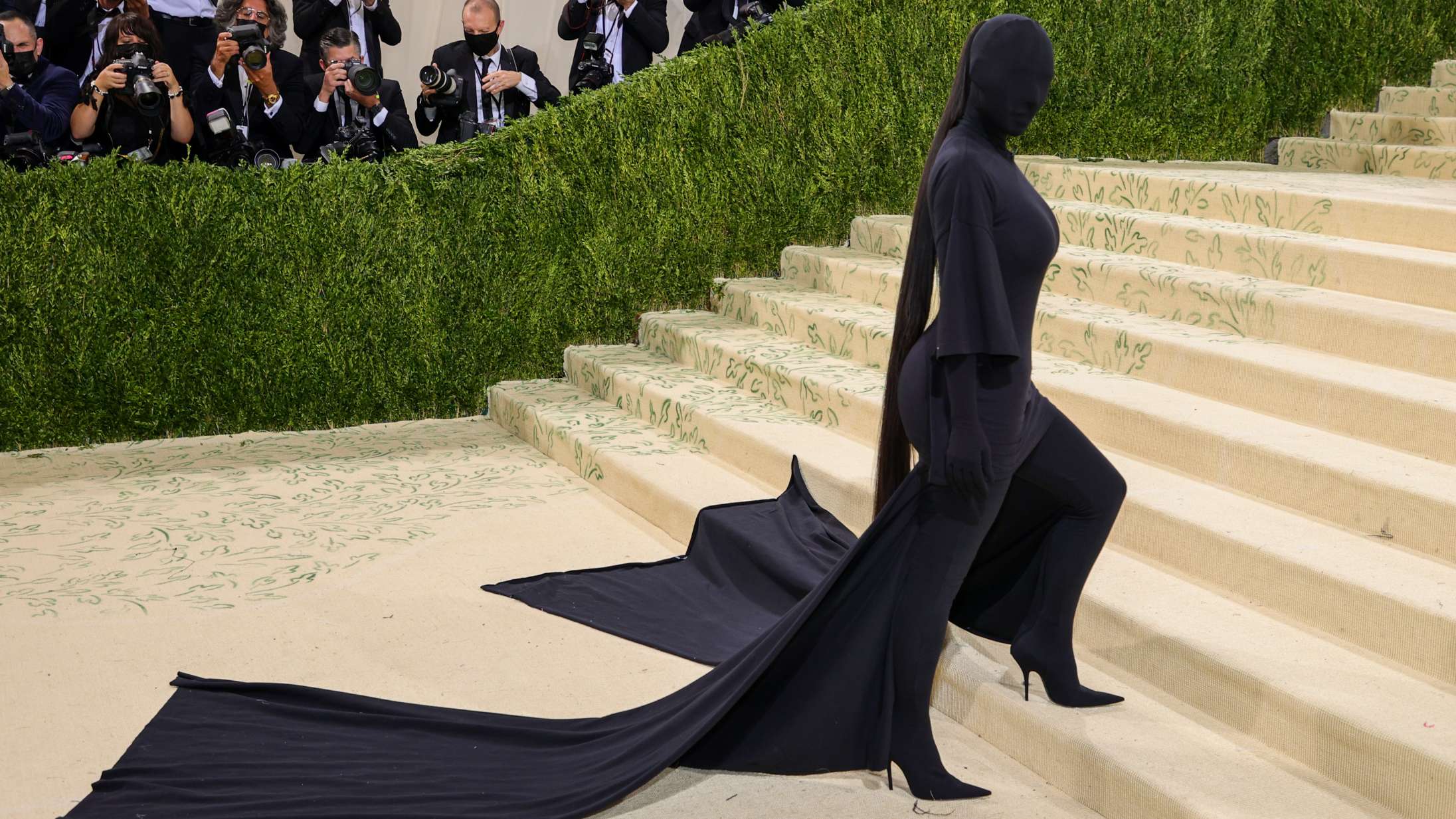 Kim Kardashians Met Gala-outfit er blevet ét stort meme