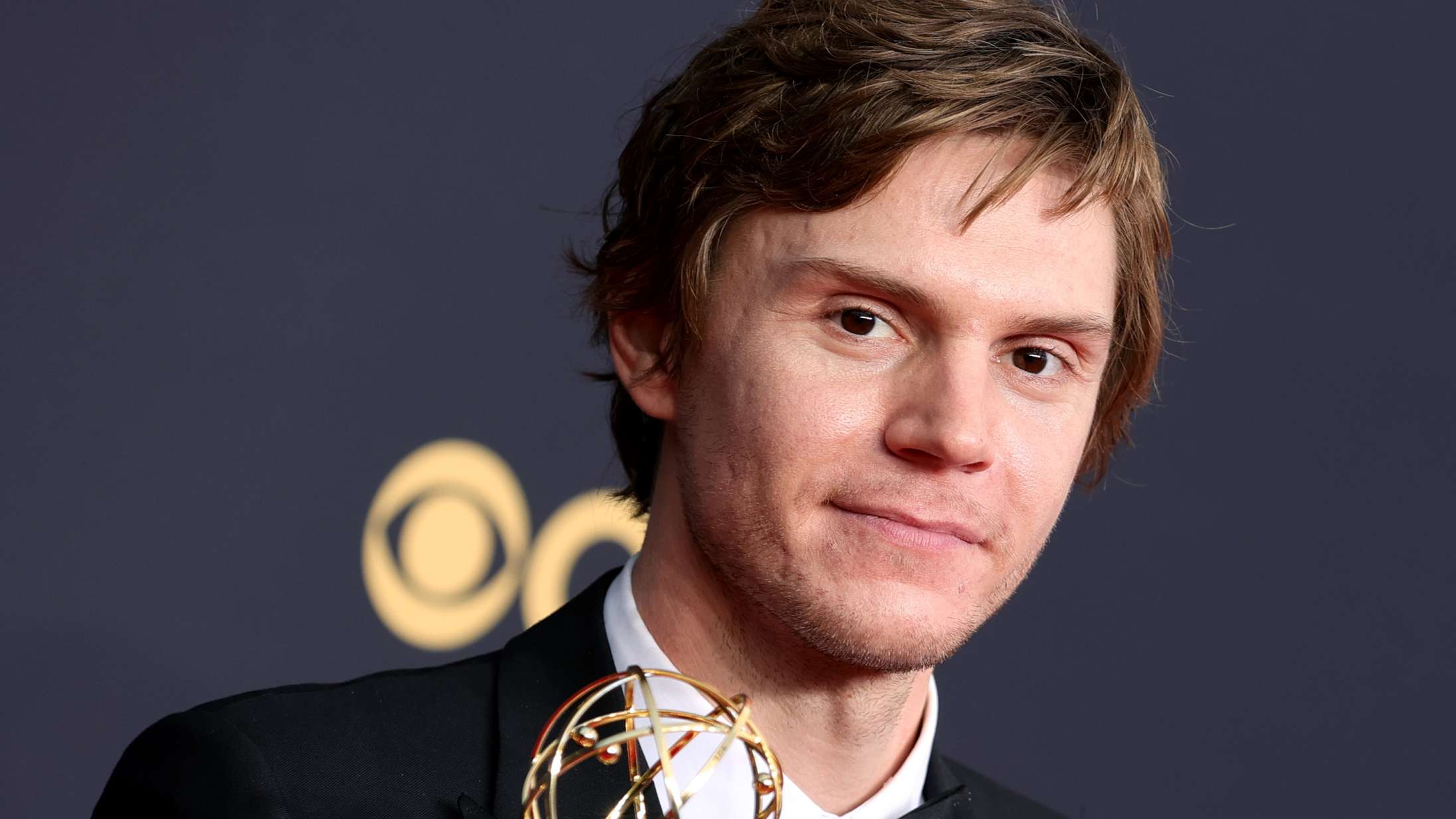 Der skulle en »rigtig« HBO-serie til, før Evan Peters endelig fik den anerkendelse, han fortjener