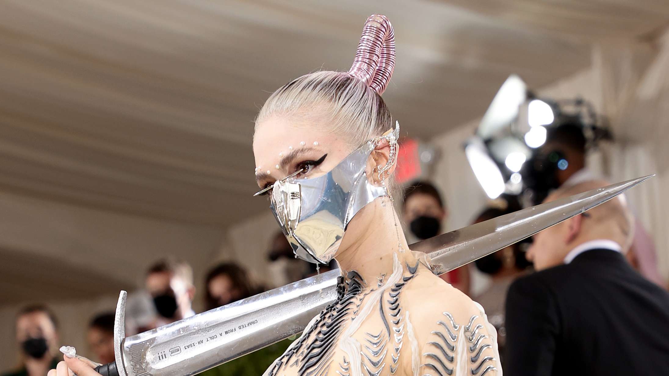 Grimes vil gerne have elverører og vampyrtænder – permanent